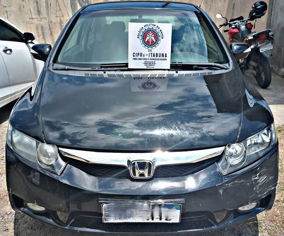 Casal é detido com carro roubado no memi-anel viário Casal é detido com carro roubado no memi-anel viário