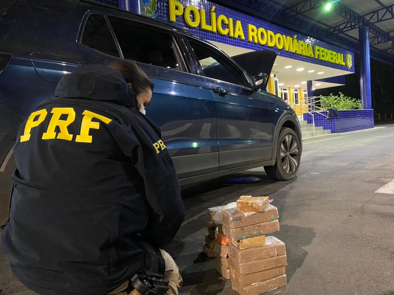 Após fuga na rodovia, PRF apreende crack e cocaína dentro de carro Após fuga na rodovia, PRF apreende crack e cocaína dentro de carro