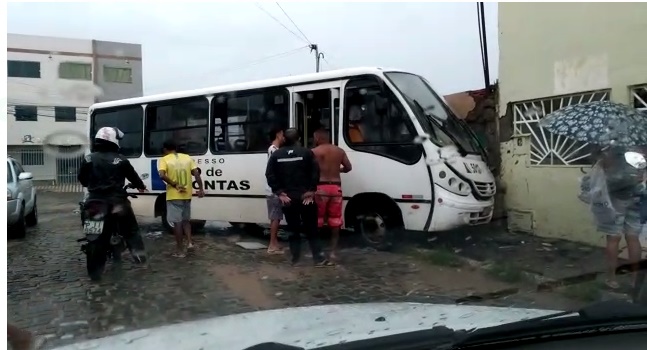 Ônibus coletivo bateu em uma casa no bairro Jequiezinho Ônibus coletivo bateu em uma casa no bairro Jequiezinho