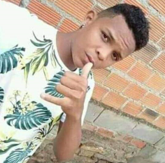 Dois adolescentes foram baleados na Rua da Banca, um morreu e a garota está internada Dois adolescentes foram baleados na Rua da Banca, um morreu e a garota está internada