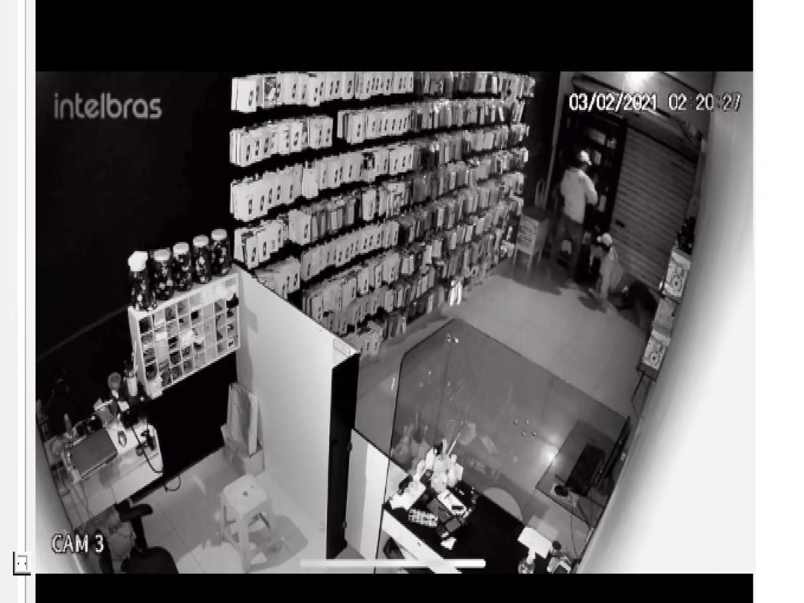 Loja de celulares é arrombada durante a madrugada no Centro de Jequié