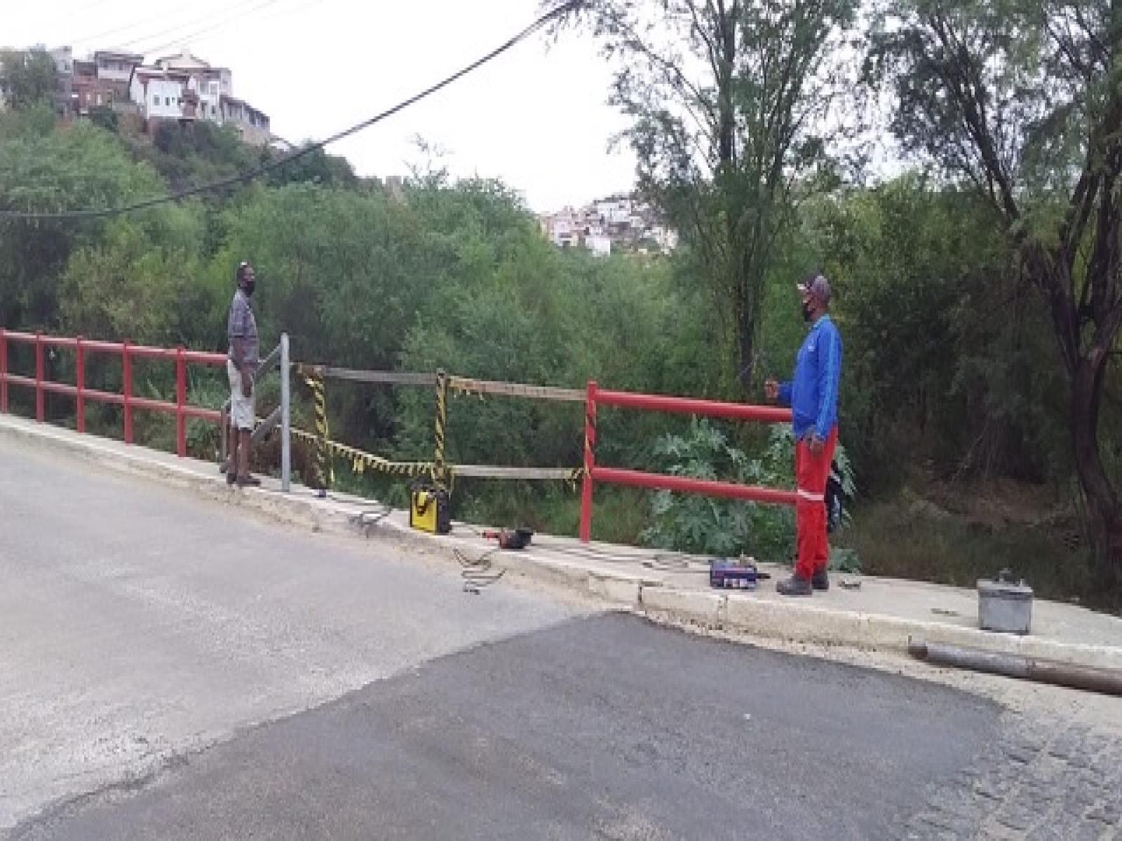 Secretaria de Infraestrutura concluiu reforma da grade de proteção na Rua Antônio Orrico