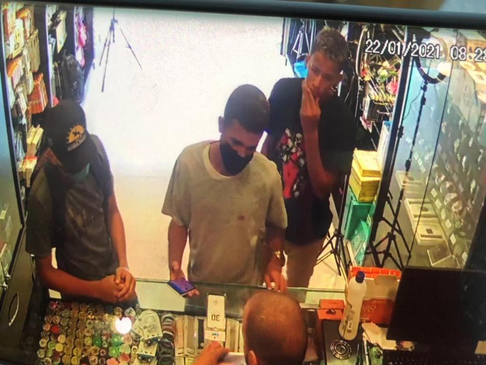 Jaguaquara: polícia procura pistas de 3 assaltantes de que roubaram loja de celular