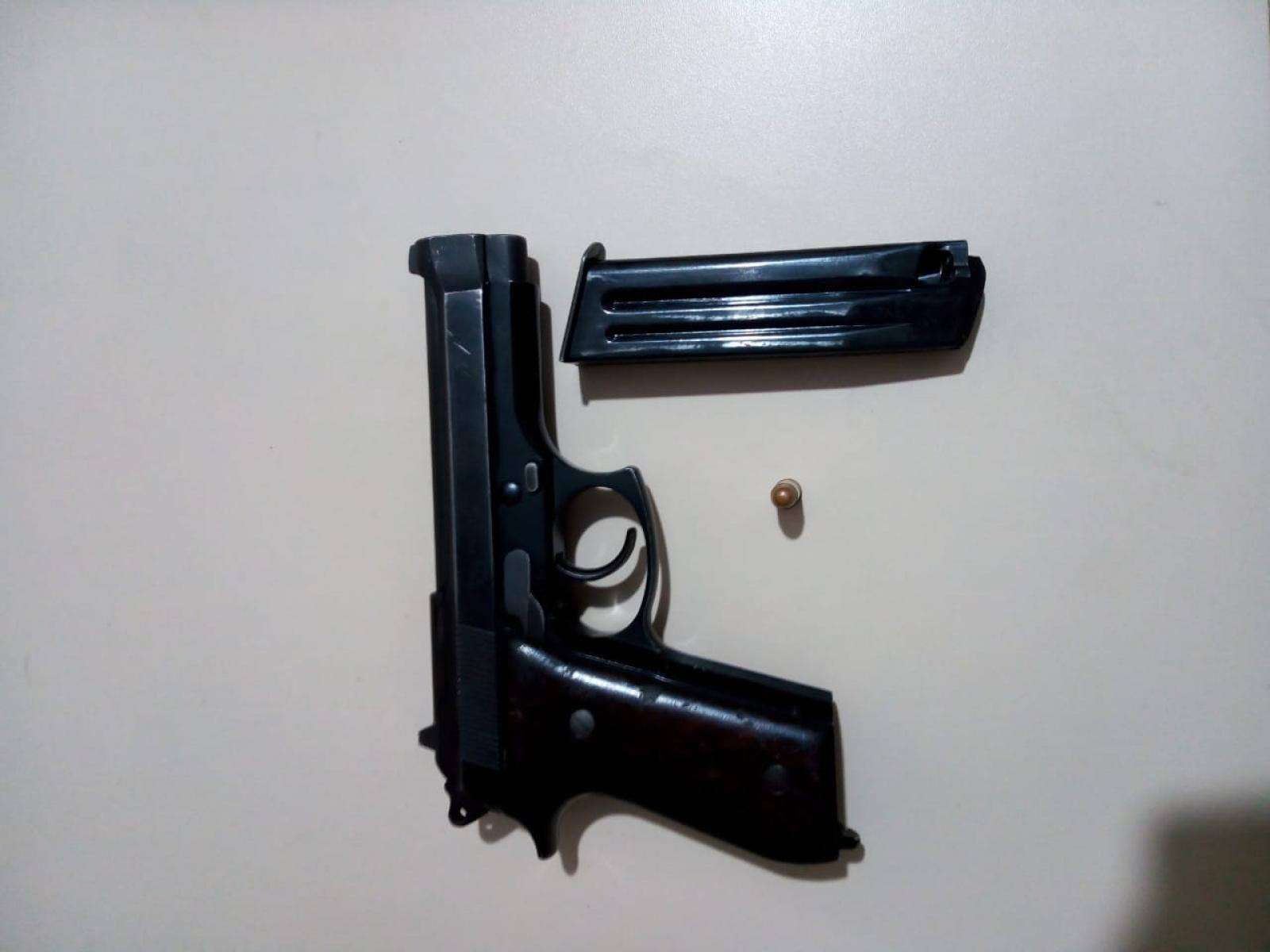 Bandido atira contra a polícia e foge