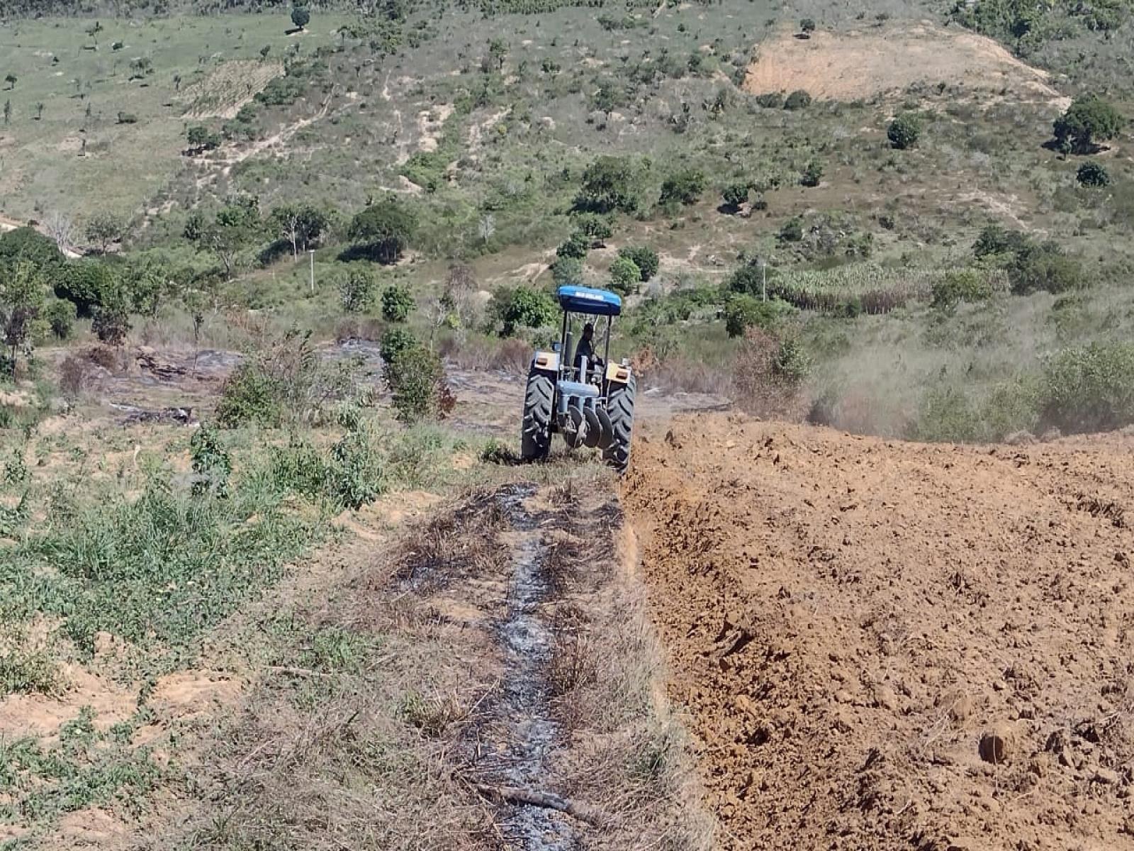 Lafaiete Coutinho – Prefeitura auxilia produtores rurais no manejo da terra