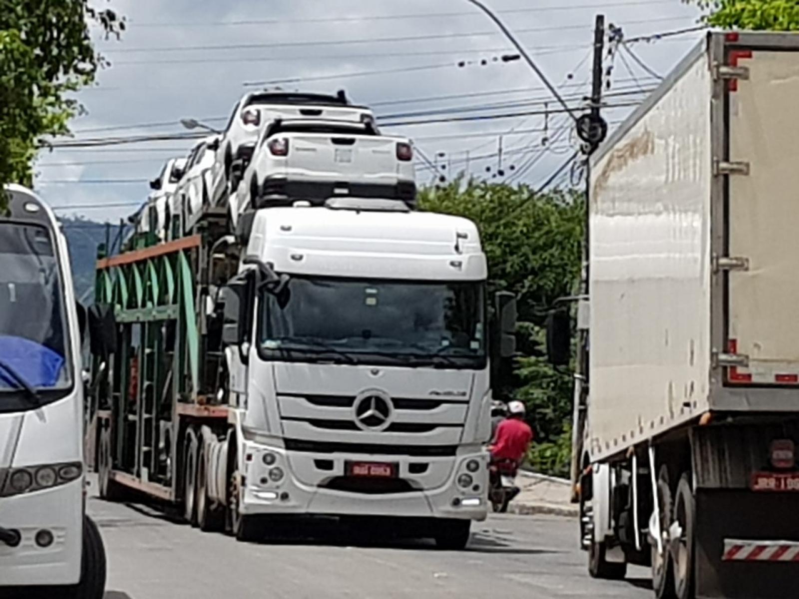 Carreta cegonha arrebenta fiação elétrica e trava o trânsito no centro de Jequié