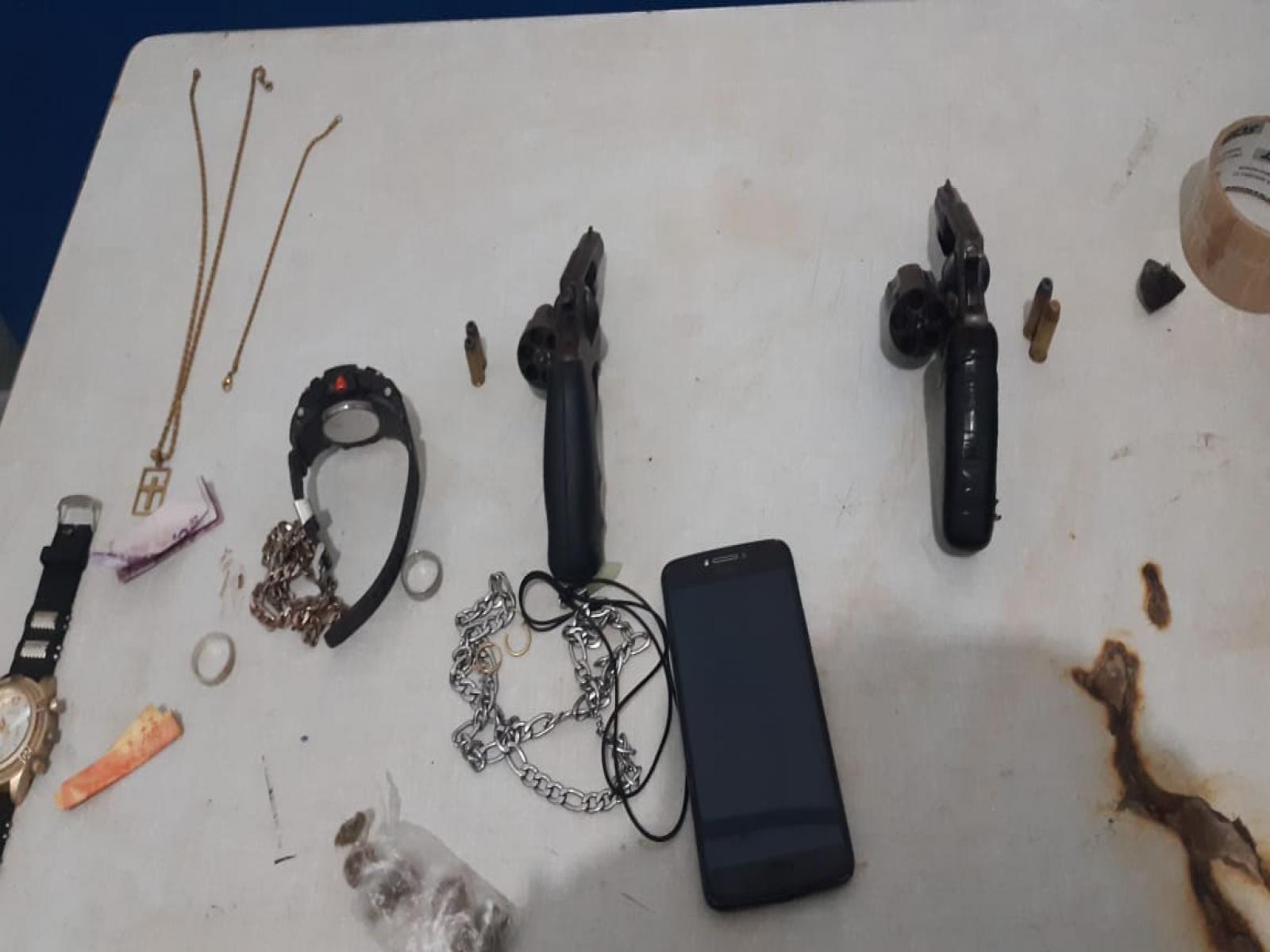 A galera estava com um revolver e maconha