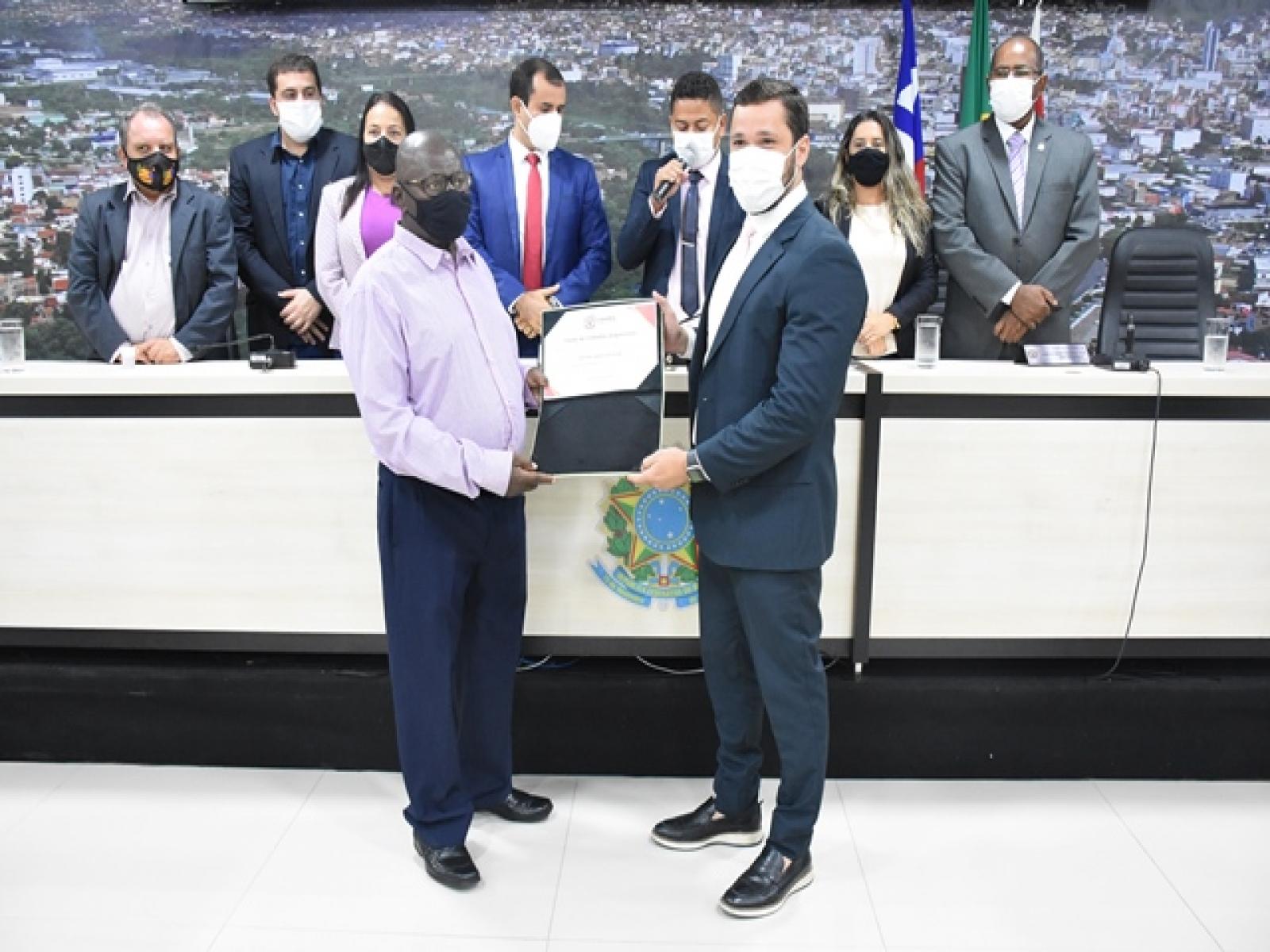 Emoção marca entrega do título de cidadania ao garçom Justino