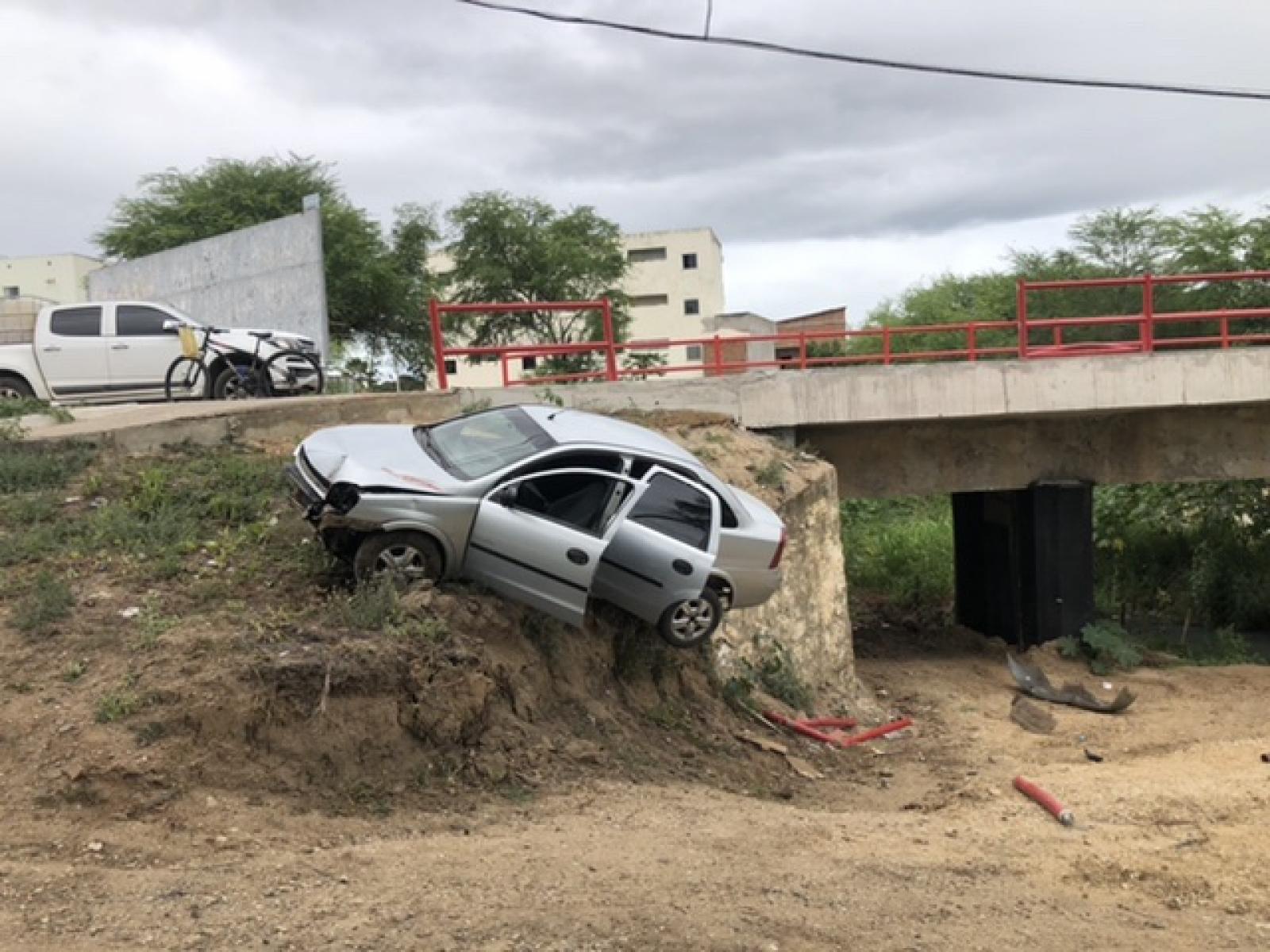 Carro despenca da ponte da Rua Antonio Orrico