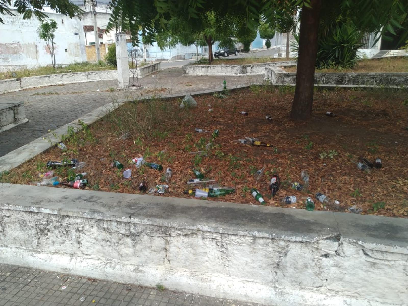Moradores da Praça Miguel Bahiense já não aguentam mais barulho, prostituição e sujeira