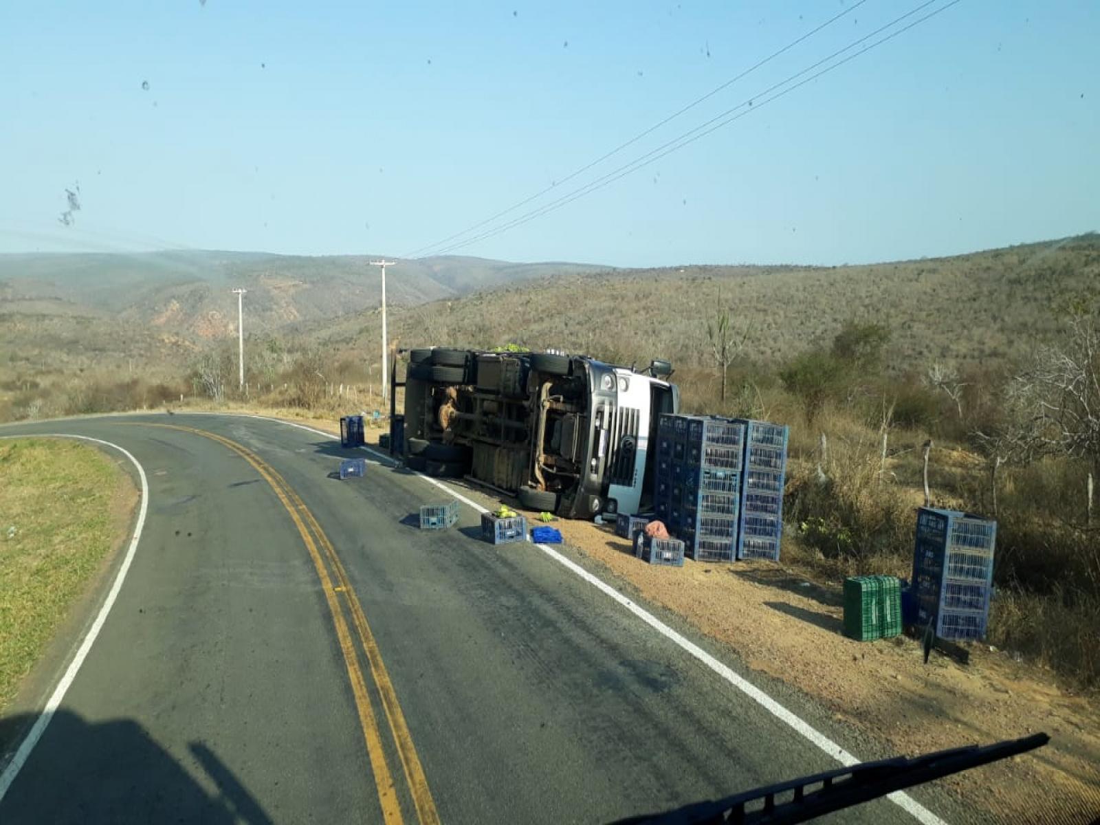Caminhão verdureiro tomba próximo a Maracás