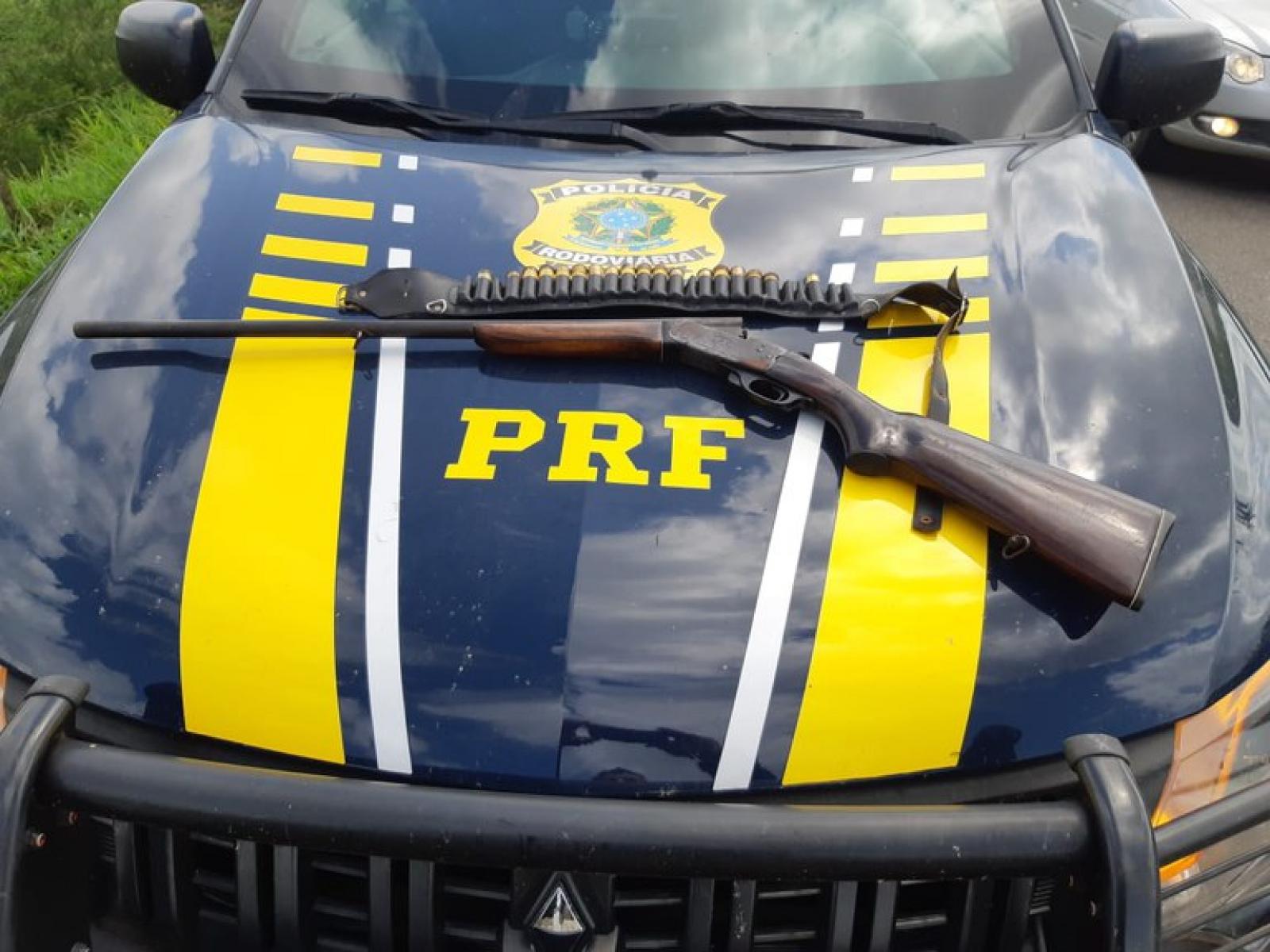 Após arremessar espingarda pela janela e tentar fugir da fiscalização