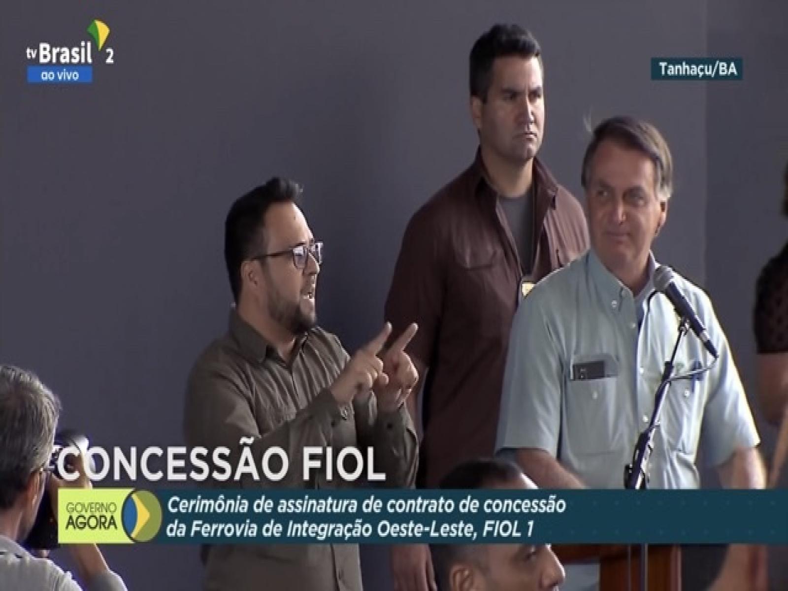 Presidente Bolsonaro desembarca na Bahia para assinar concessão da FIOL