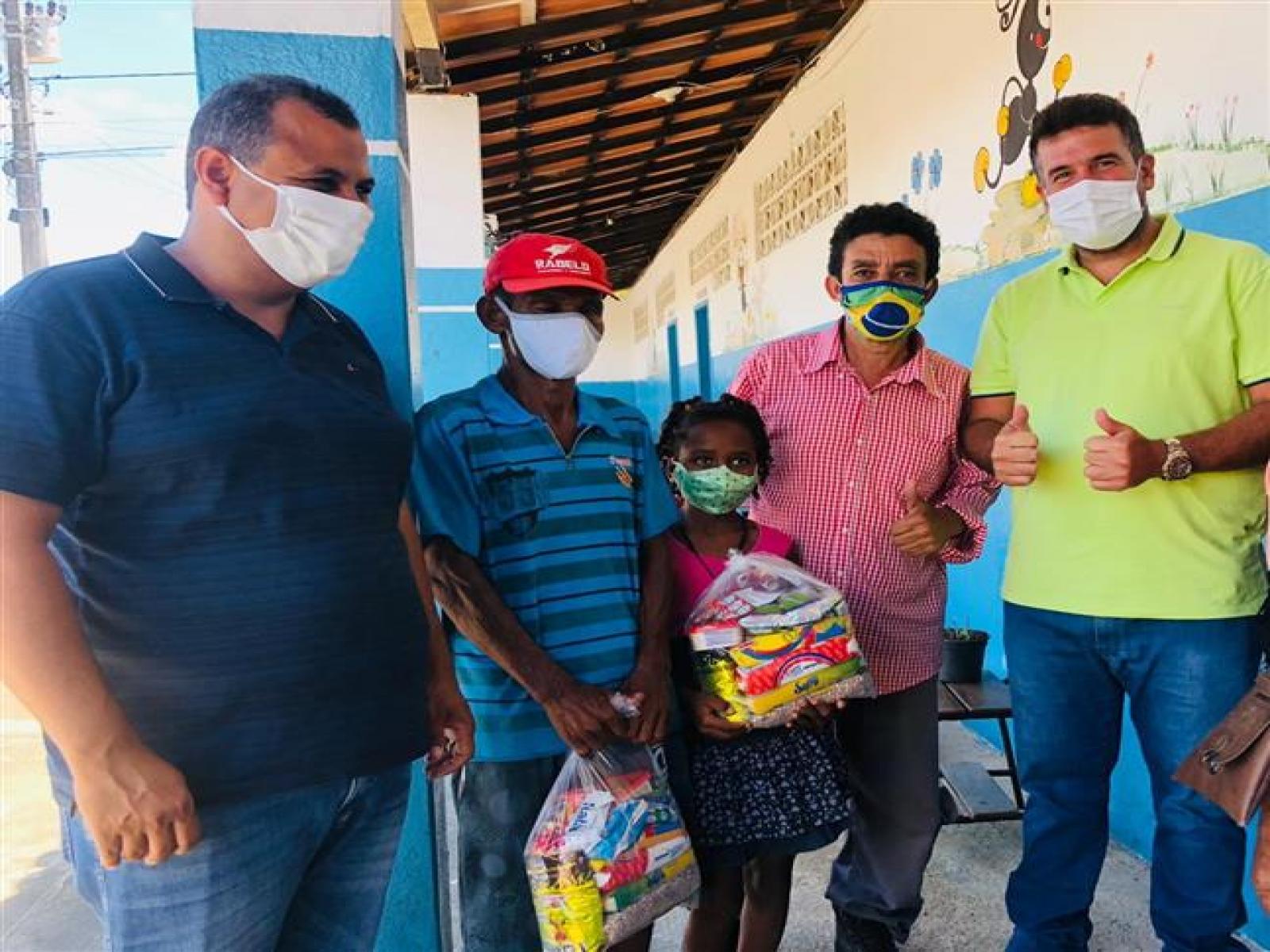 Prefeito e secretária de Educação acompanham entrega de kits merenda e de material escolar