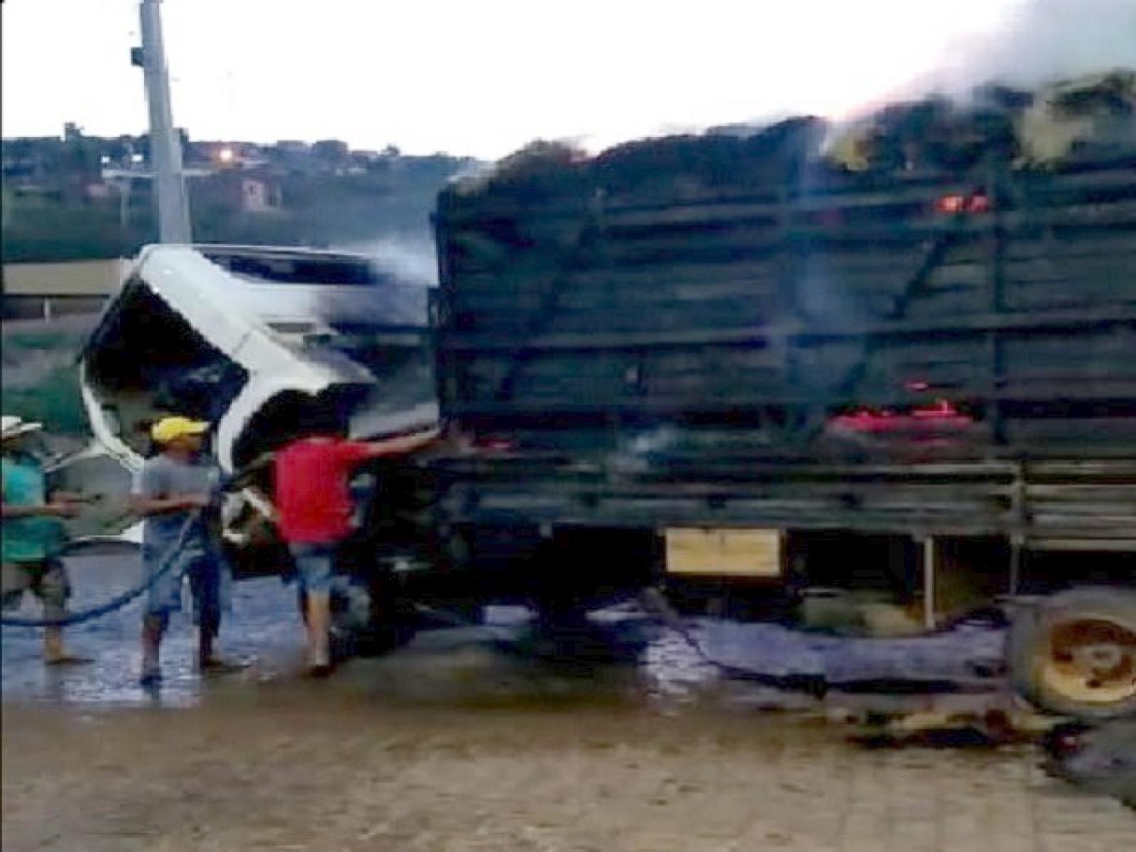 Caminhão carregado de capim pega fogo ao passar perto de queimada em Brejões