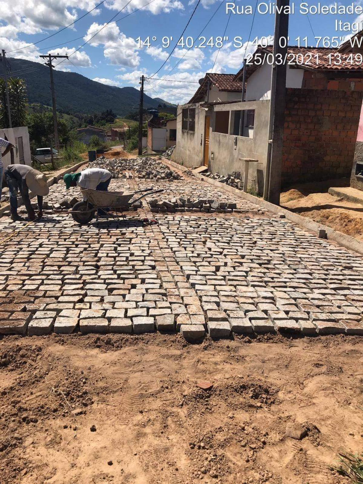 Itagi: Pavimentação continua em ritmo acelerado.