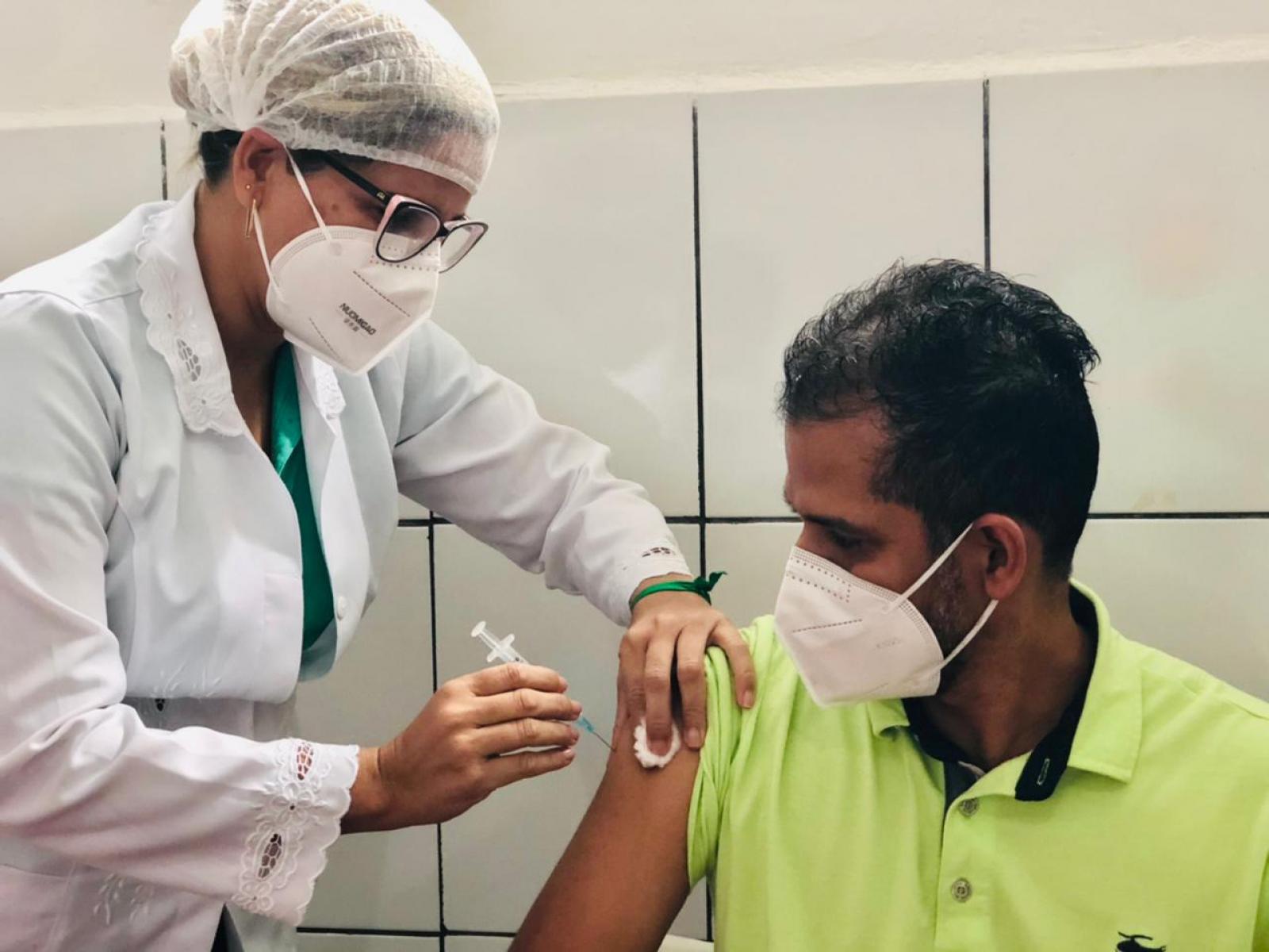 Enfermeiro jitaunense recebe a primeira dose da vacina contra COVID 19