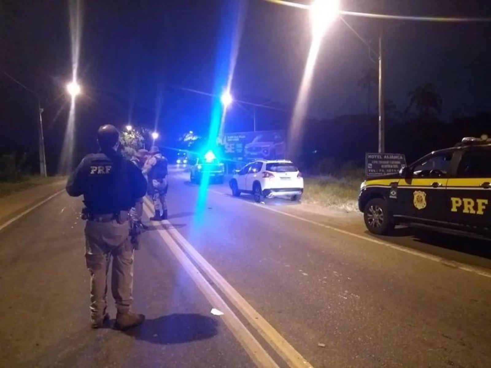 Motorista provoca acidente e tenta fugir de blitz policial na BR 415