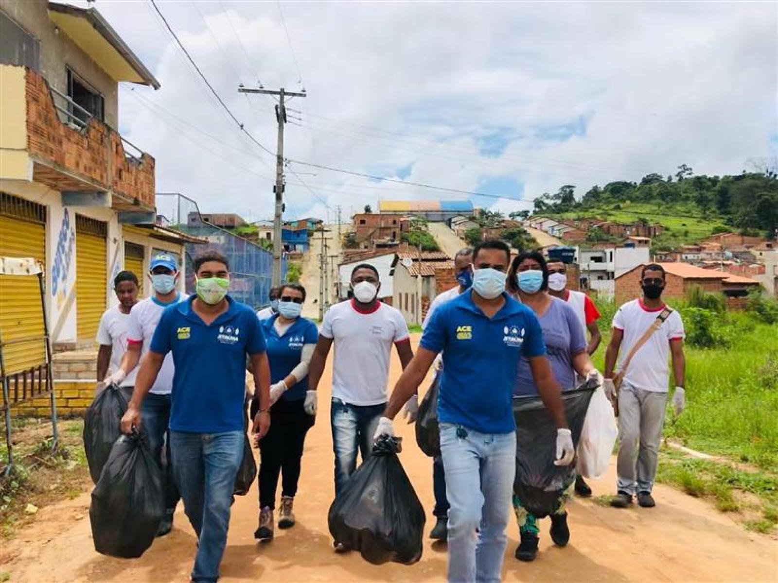 Agentes de combate às endemias realizam mutirão de limpeza no bairro Adelino e Gilda