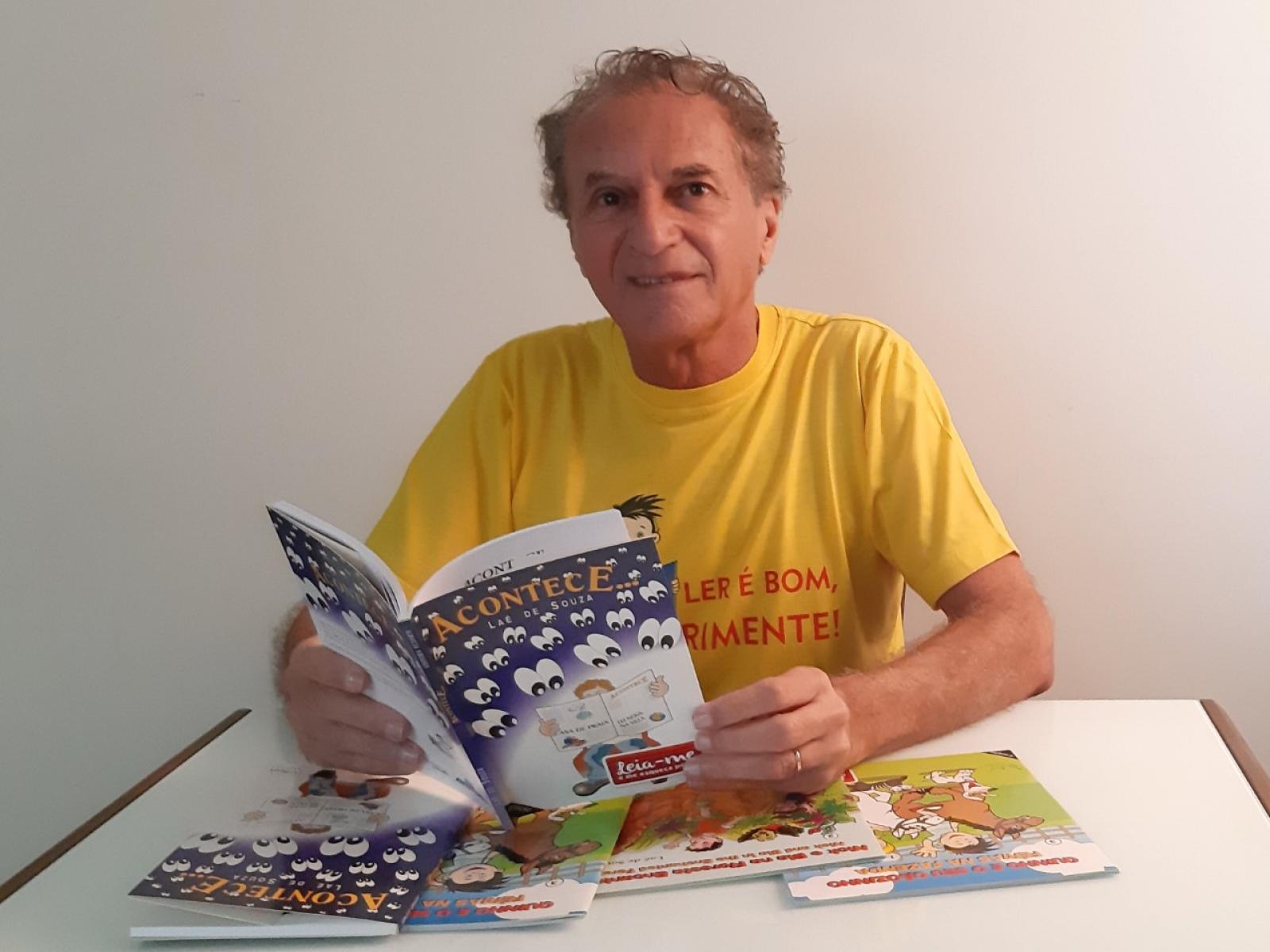 Escritor jequieense distribui livros no Metrô Bahia e Aeroporto de Salvador
