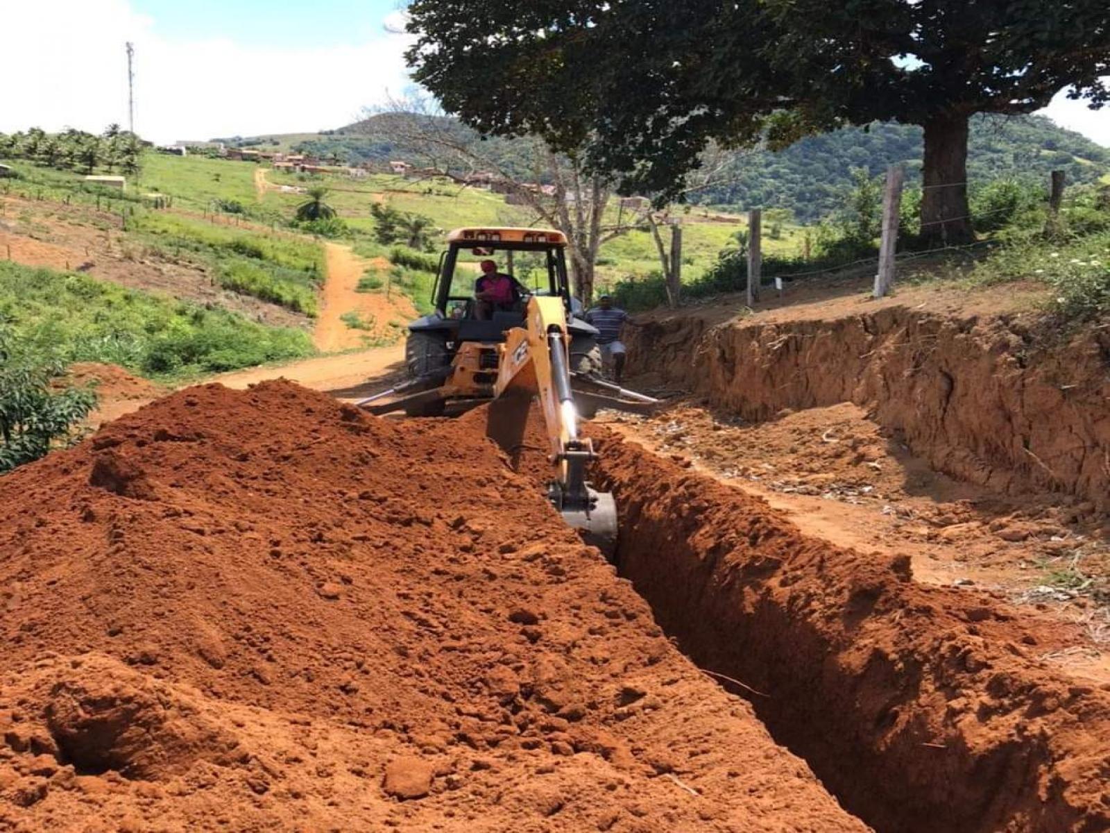 Itagi: Prefeitura incia implantação dos dutos que levará água para  loteamento.
