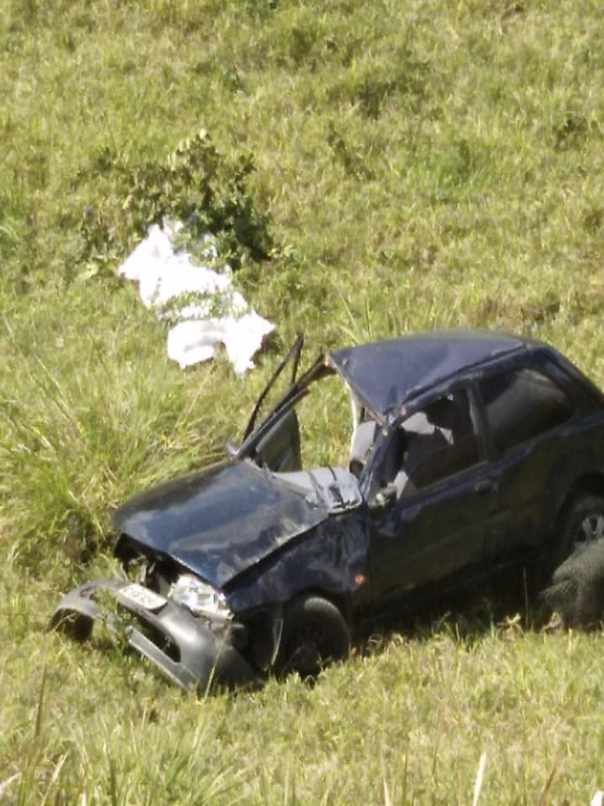 Carro capota e mata uma pessoa na zona rural de Itagi