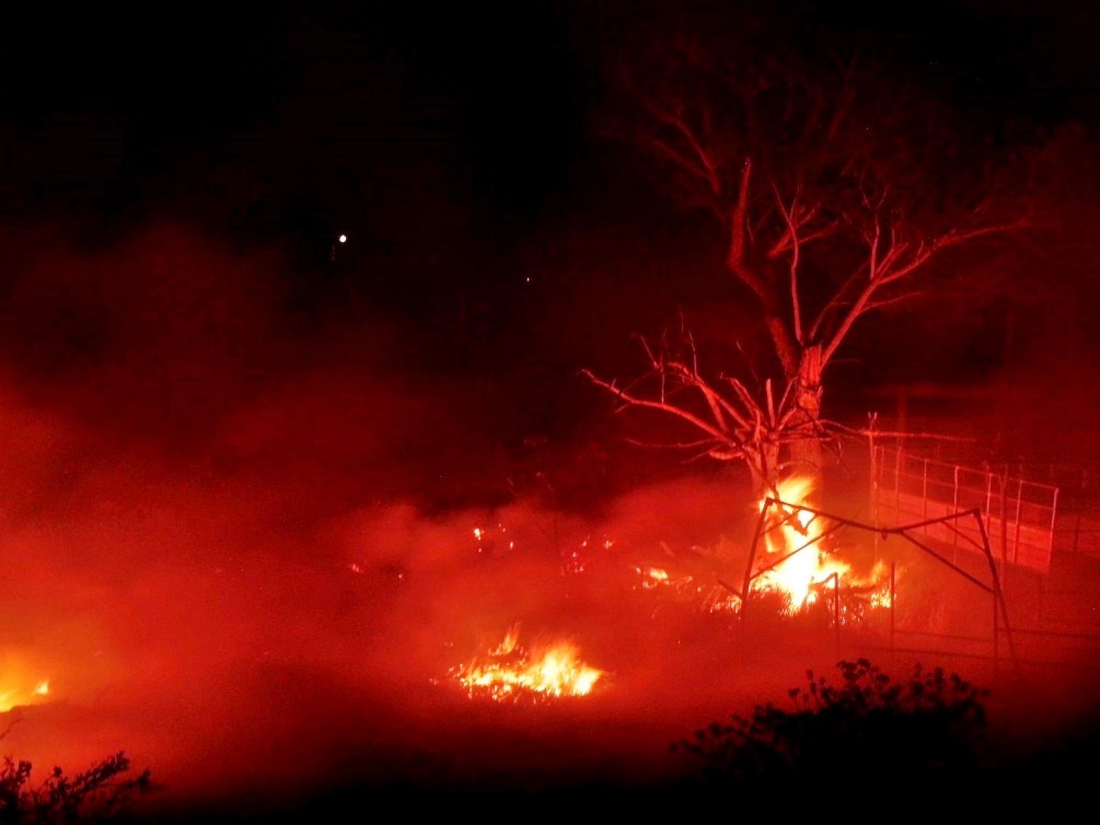 Incêndio perto de casas assusta moradores do Loteamento Colina do Juá em Brejões