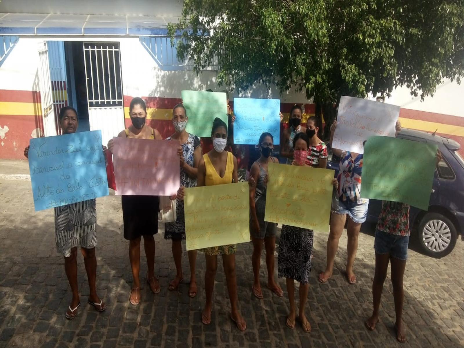 População vai as ruas pedindo a permanência do enfermeiro Rubens Caroso