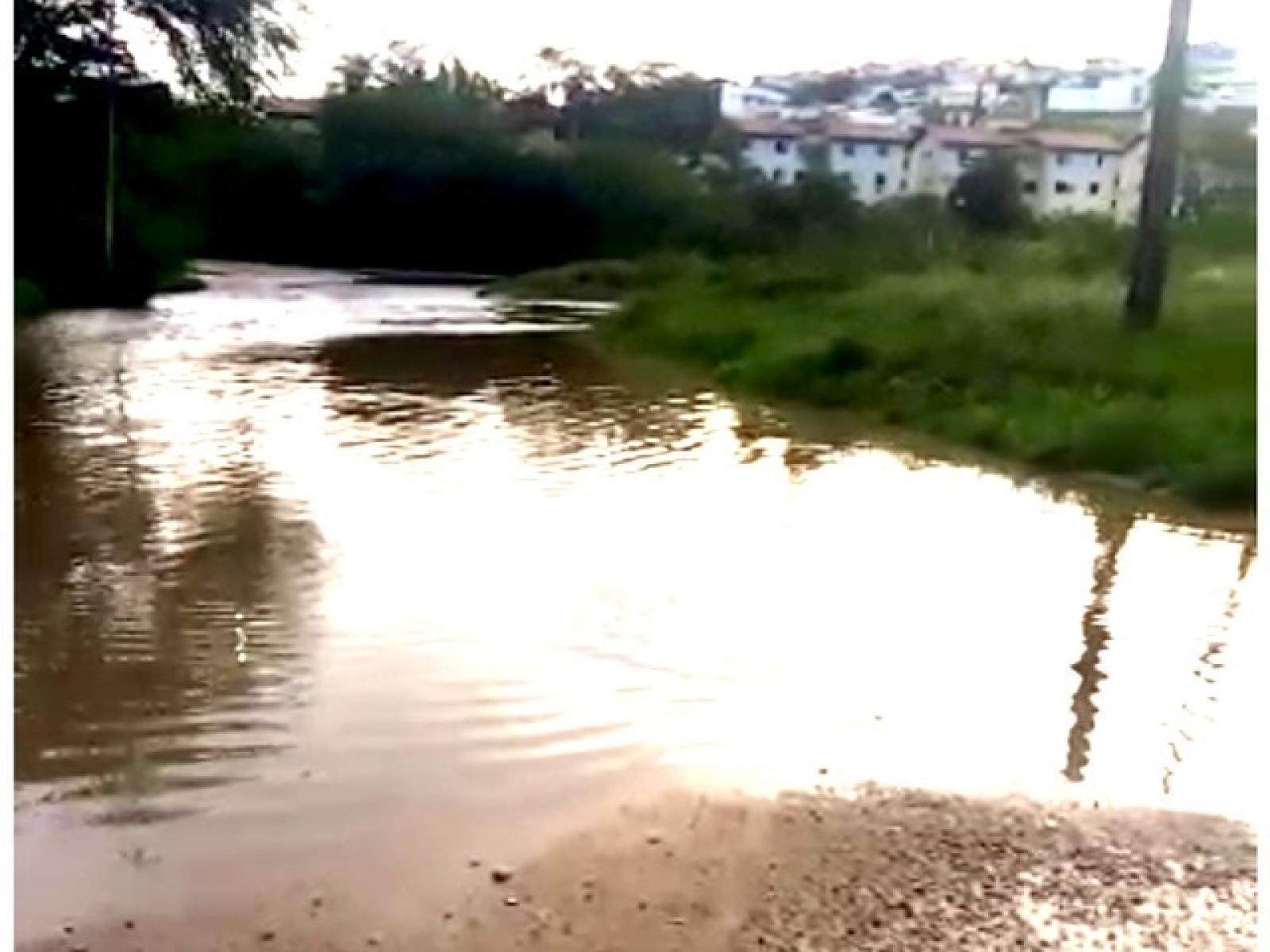 Rio Jequiezinho transborda e deixa ruas alagadas em Jequié