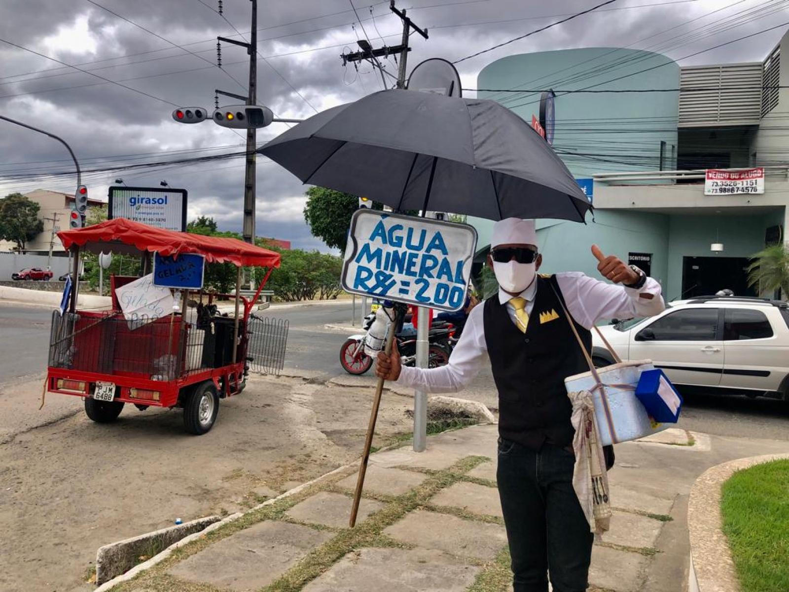 Conheça a história do vendedor de água que se veste de garçom nas ruas de Jequié