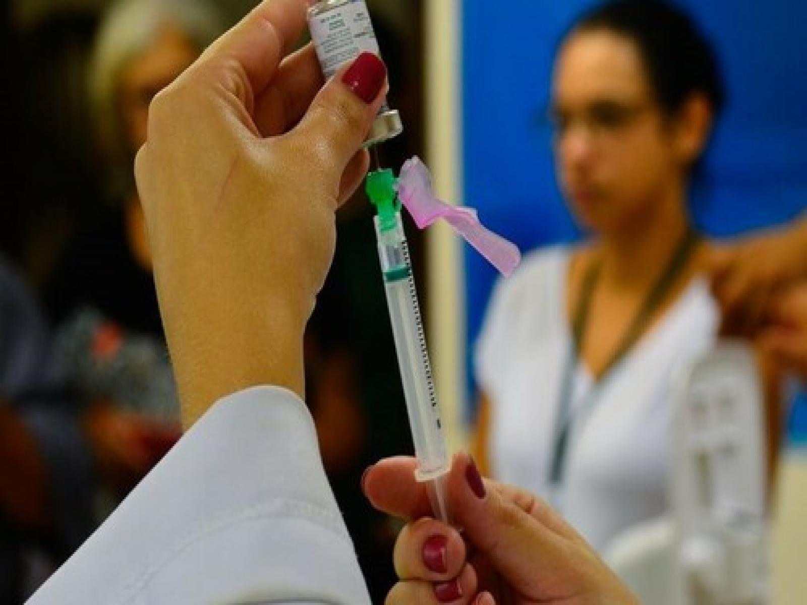 Vacinas da gripe e covid podem ser aplicadas no mesmo dia, diz Ministério da Saúde