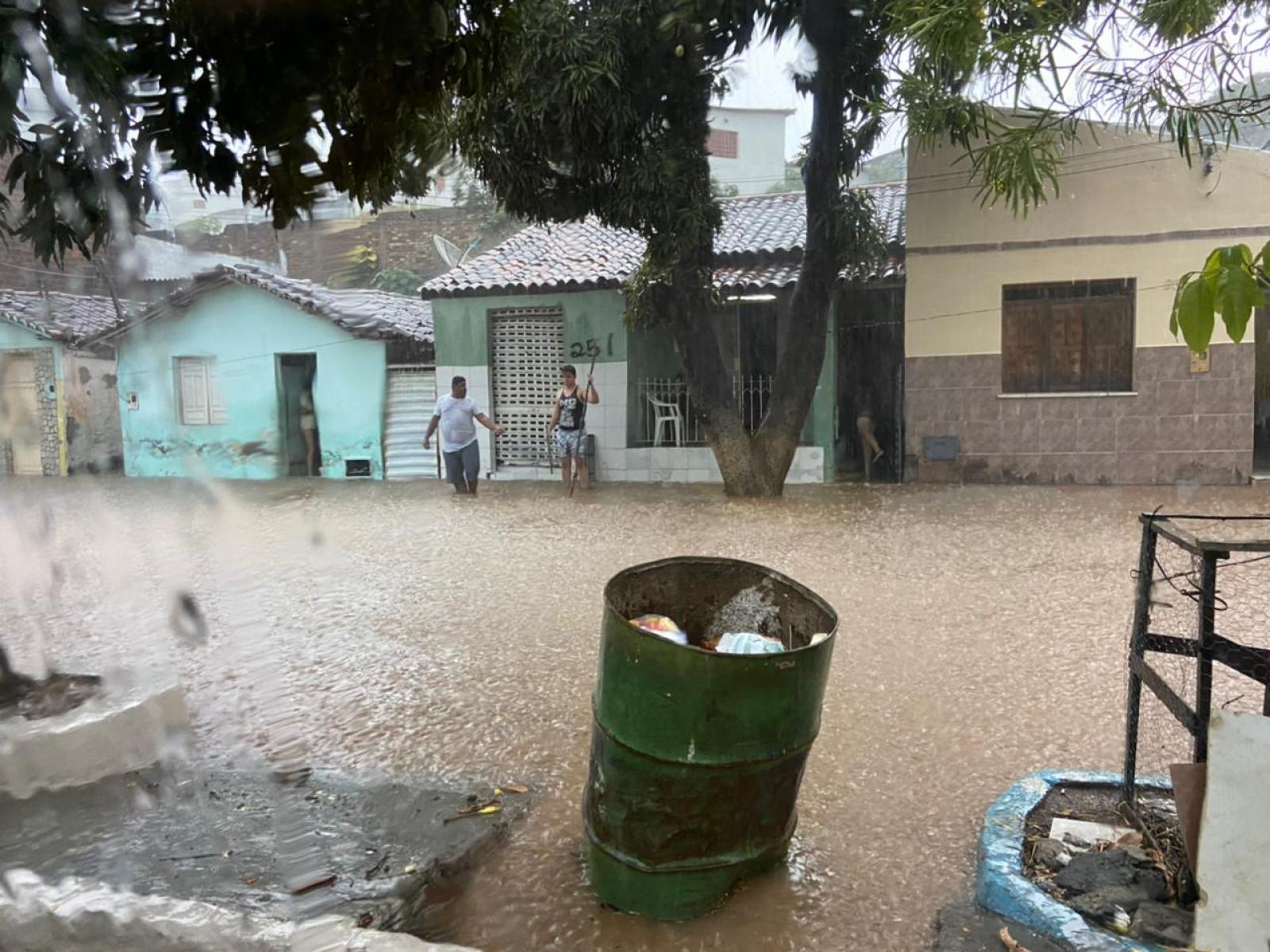 Casas foram invadidas pela força da correnteza no bairro São José