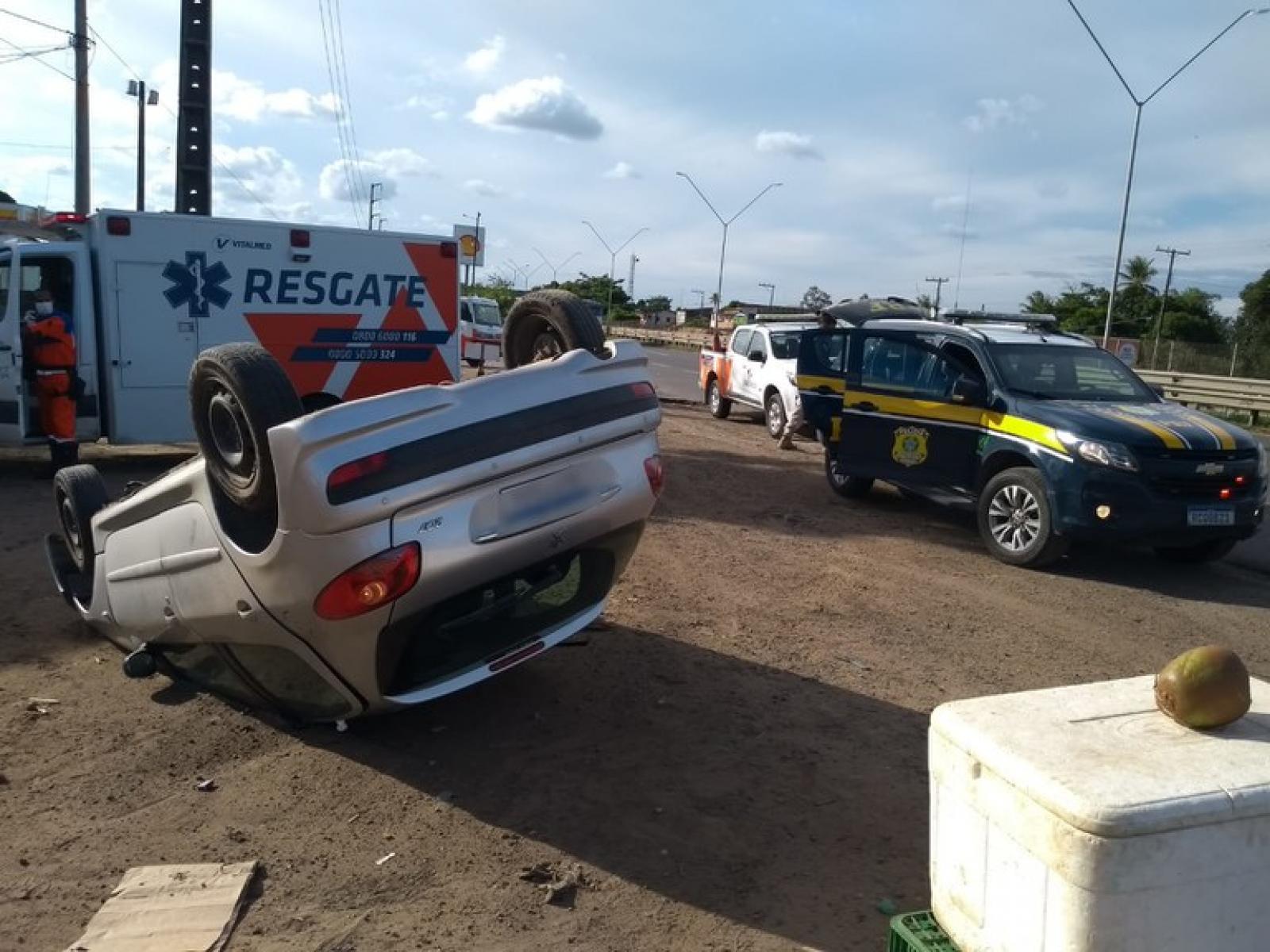 Motorista por aplicativo provoca acidente para escapar de assaltantes