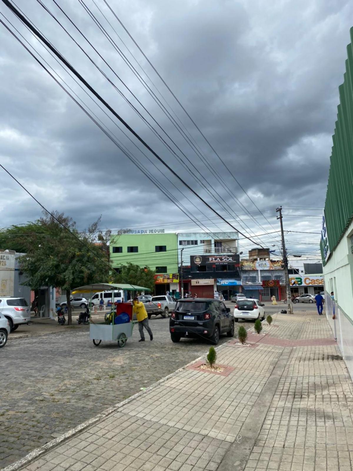 Emaranhado de fios de internet nos postes de Jequié, perigo a vista