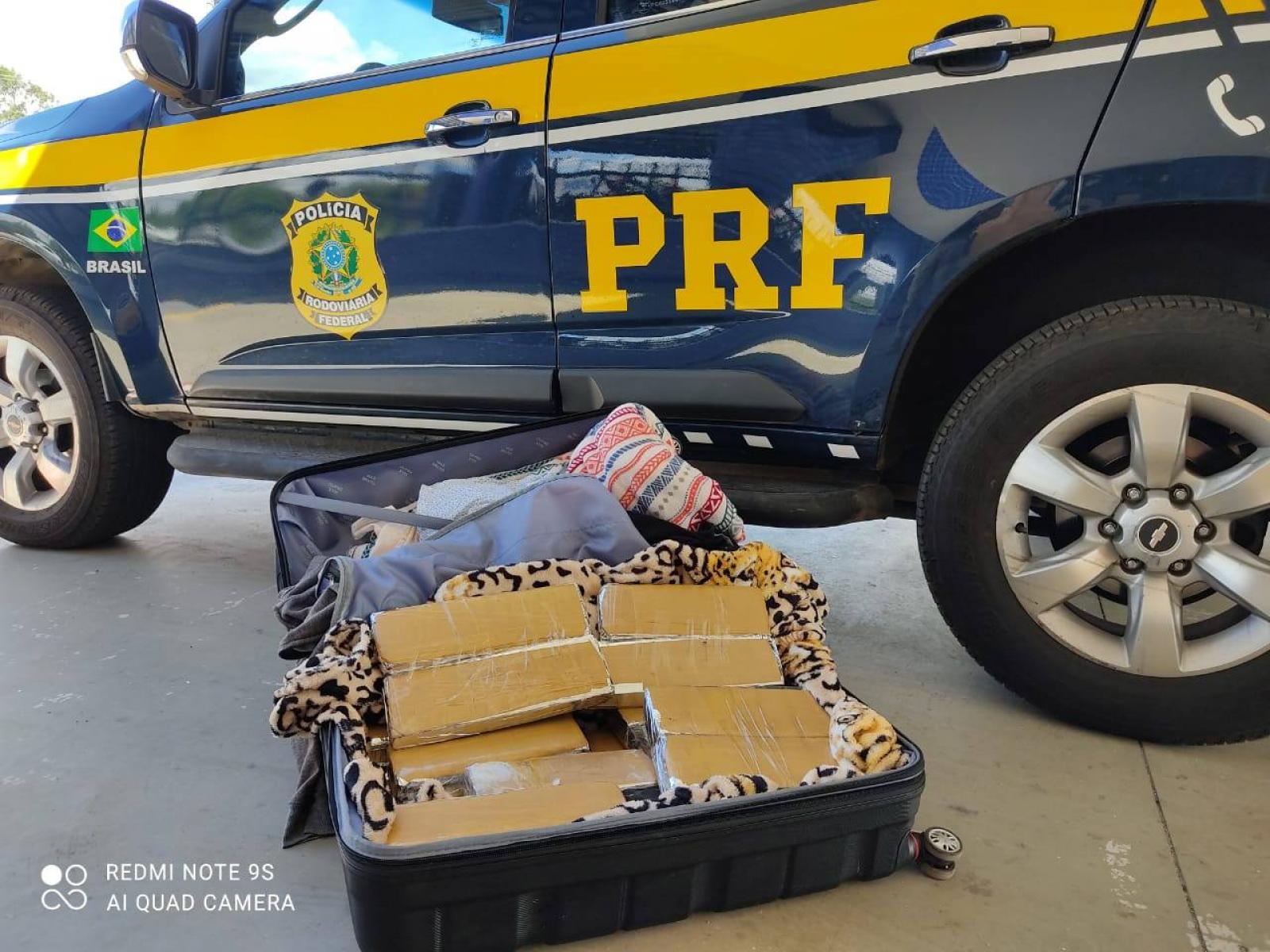 Mais prejuízo para o narcotráfico: PRF na Bahia apreende  20 Kg de maconha dentro de ônibus na BR 116 em Vitória da Conquista