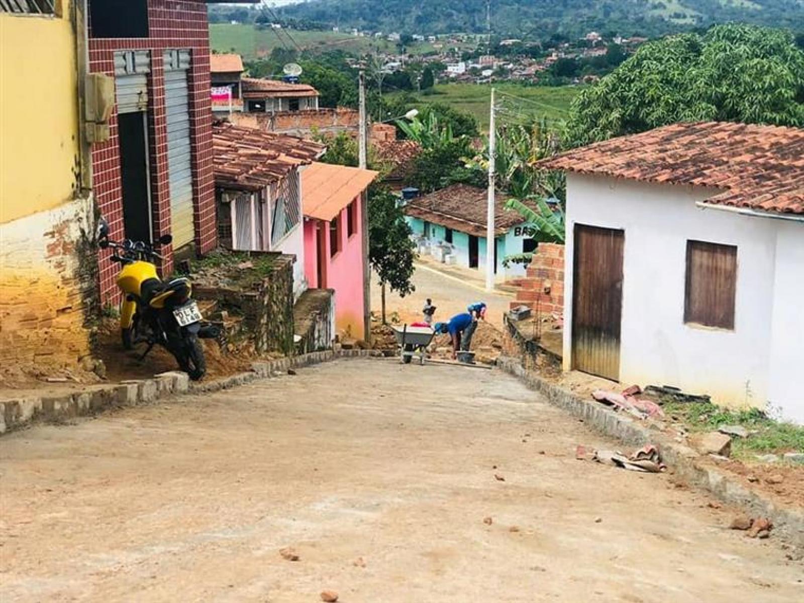 Prefeitura de Jitaúna continua executando trabalhos de calçamento no Bairro Adelino