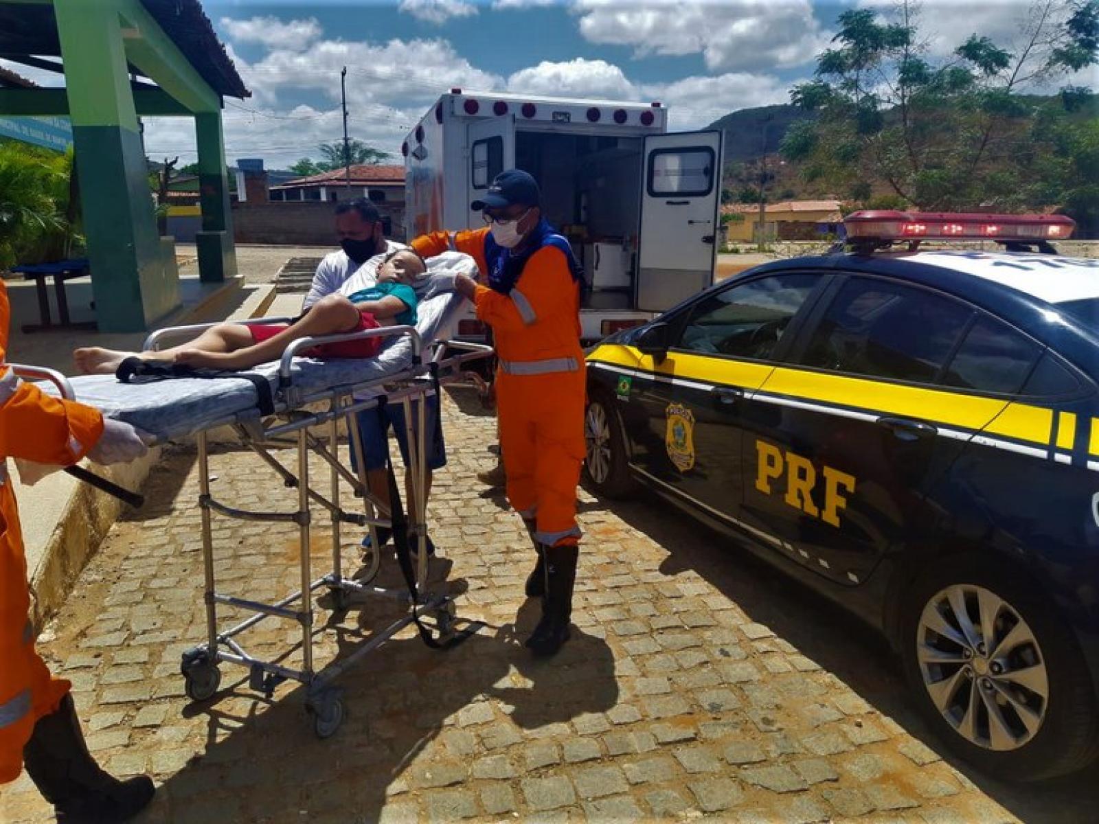 PRFs socorrem e ajudam salvar criança que estava sem respirar na BR 116