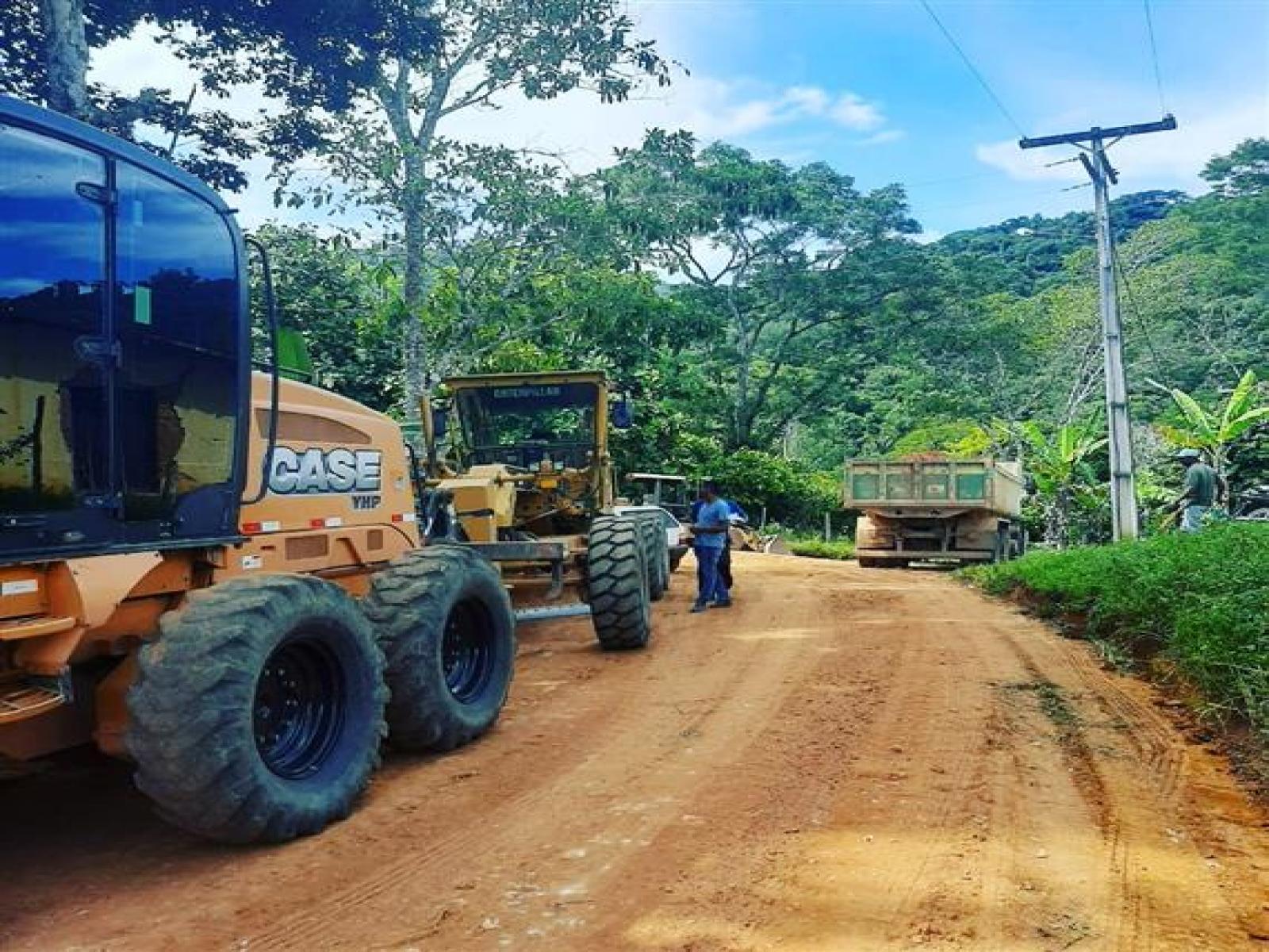 Prefeitura continua realizando cascalhamento e patrolamento de estradas rurais de Jitaúna