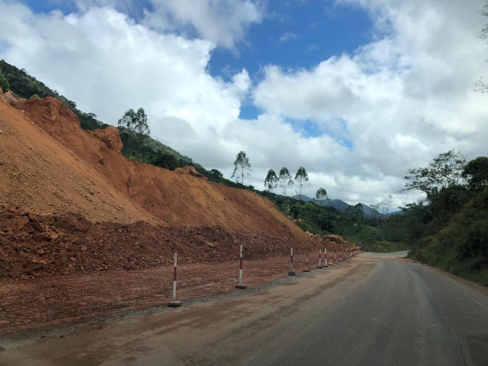 BA 547: obra para conter deslizamento de terra segue a todo vapor