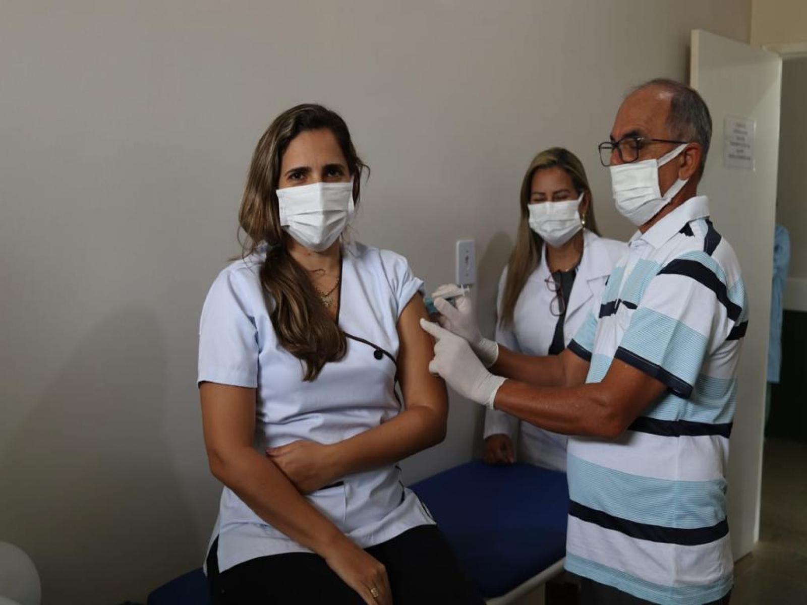ITAGI: PREFEITO DR. OLIVAL ANDRADE APLICOU A PRIMEIRA DOSE DA VACINA CONTRA A COVID-19 EM ENFERMEIRA DO MUNICÍPIO.