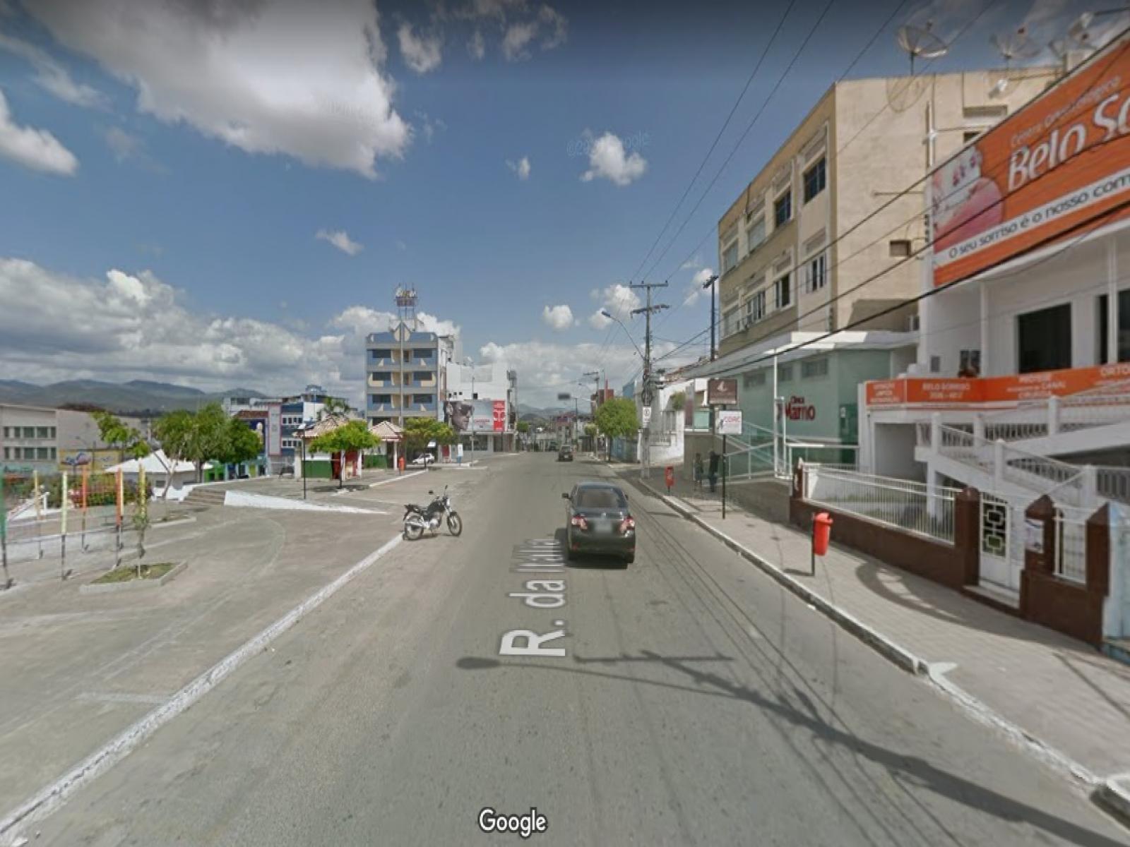 Ladrão armado com faca rouba celular na Rua da Itália
