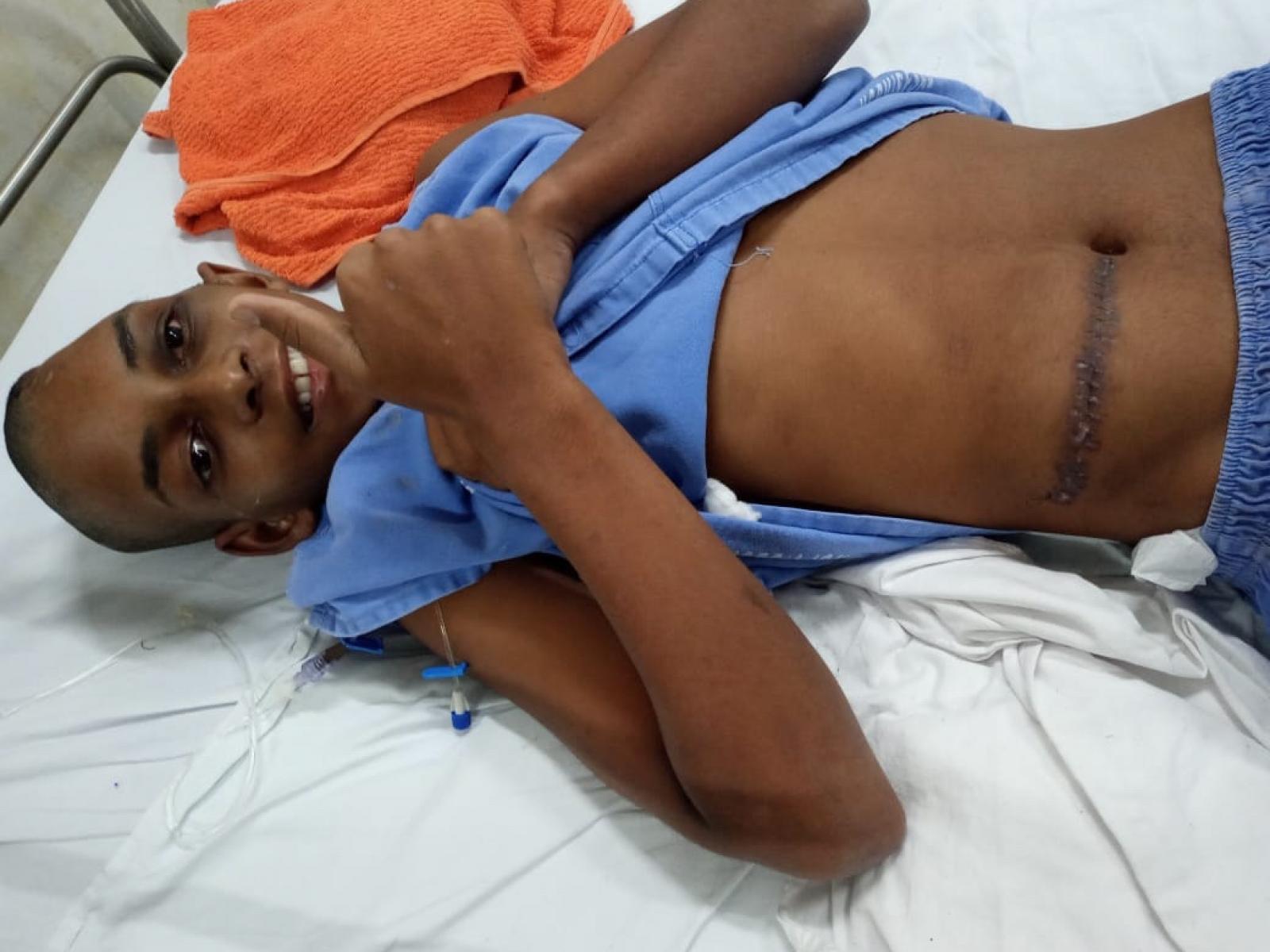 Jovem de Itajuru precisa de ajuda após ter sido vítima de bala perdida