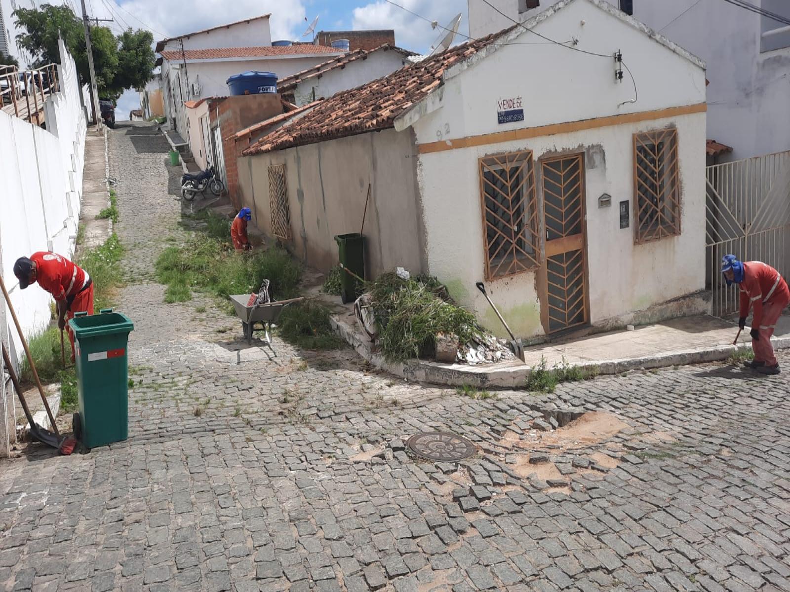 Após reportagem do BJM prefeitura realiza limpeza da Rua Landulfo Alves