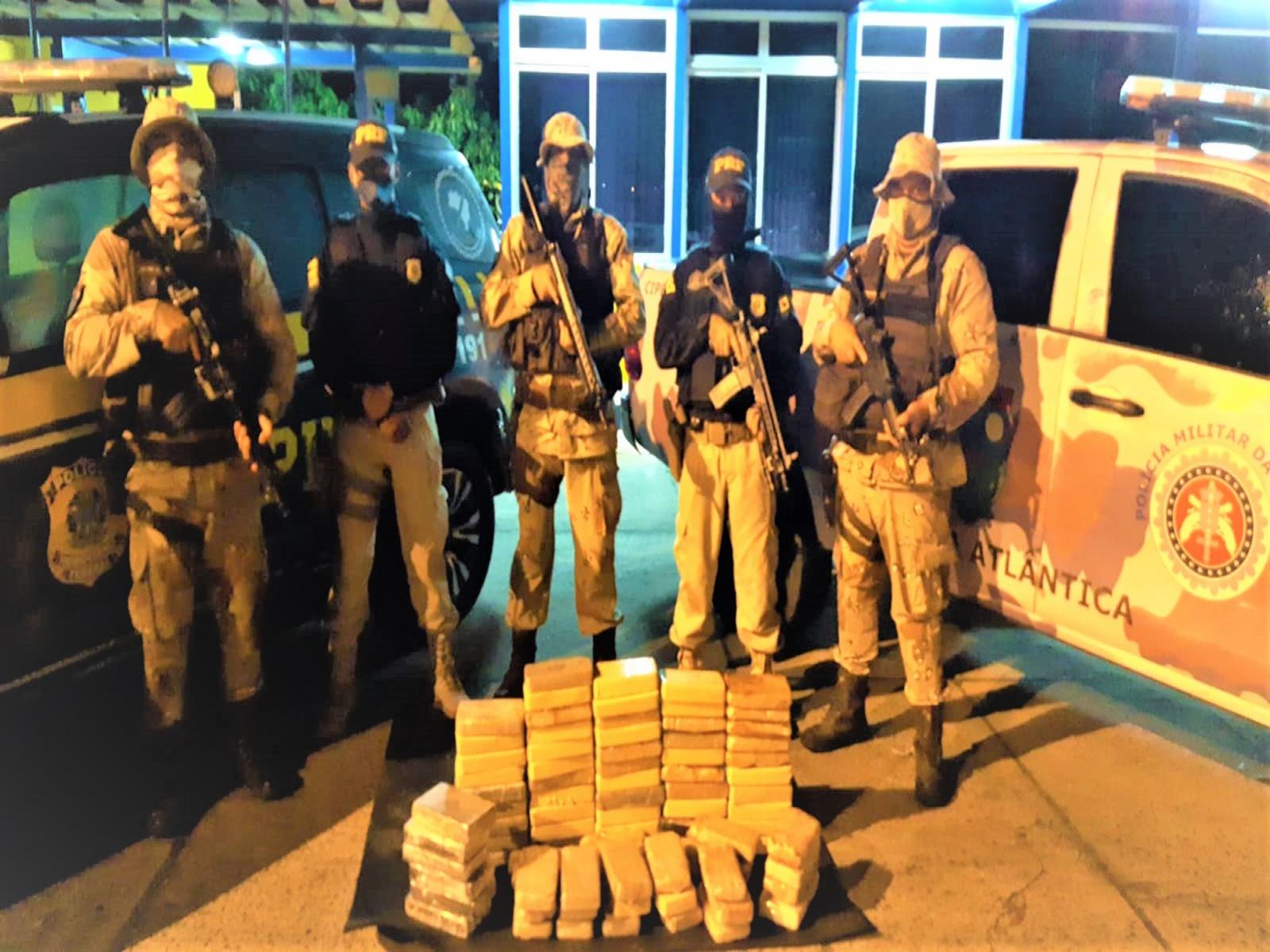 PRF e CIPE-MATA ATLÂNTICA apreendem cocaína e crack escondidos em caminhonete Toro