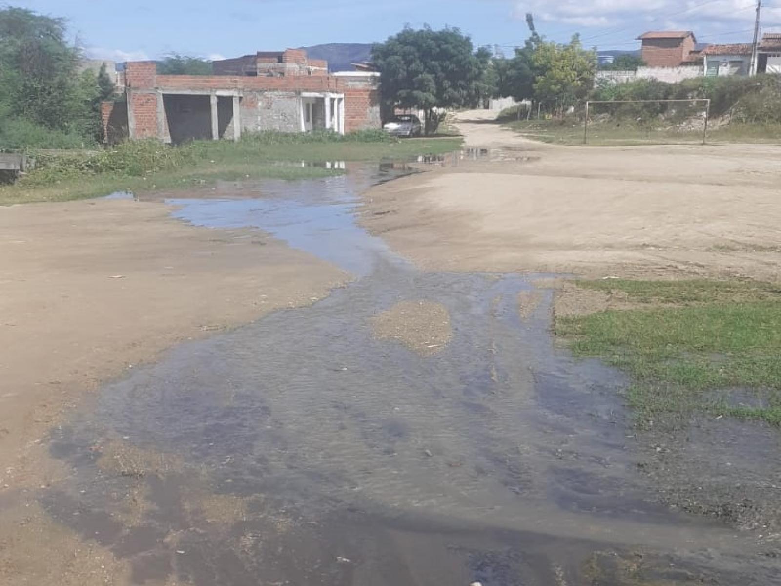 Galera reclama de esgoto estourado no campo do Brasil Novo