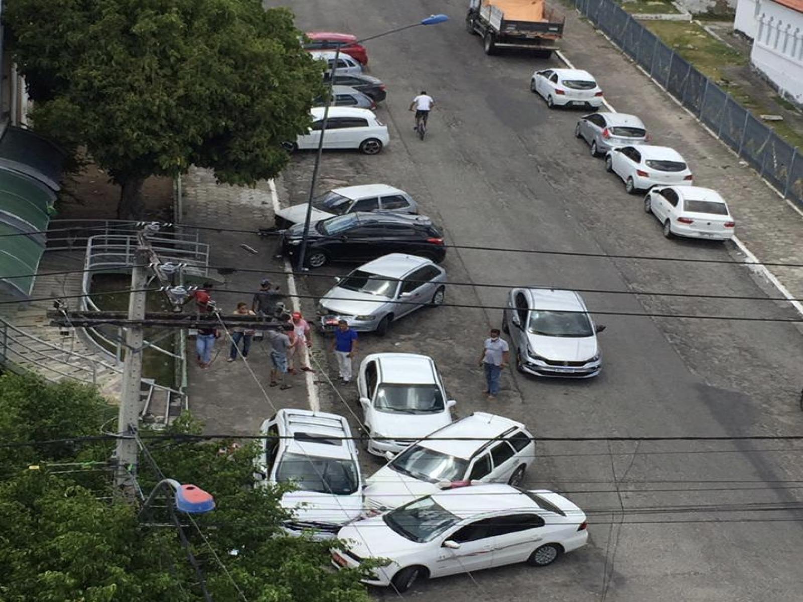 Carro desgovernado atinge vários veículos em frente a Catedral de Santo Antônio