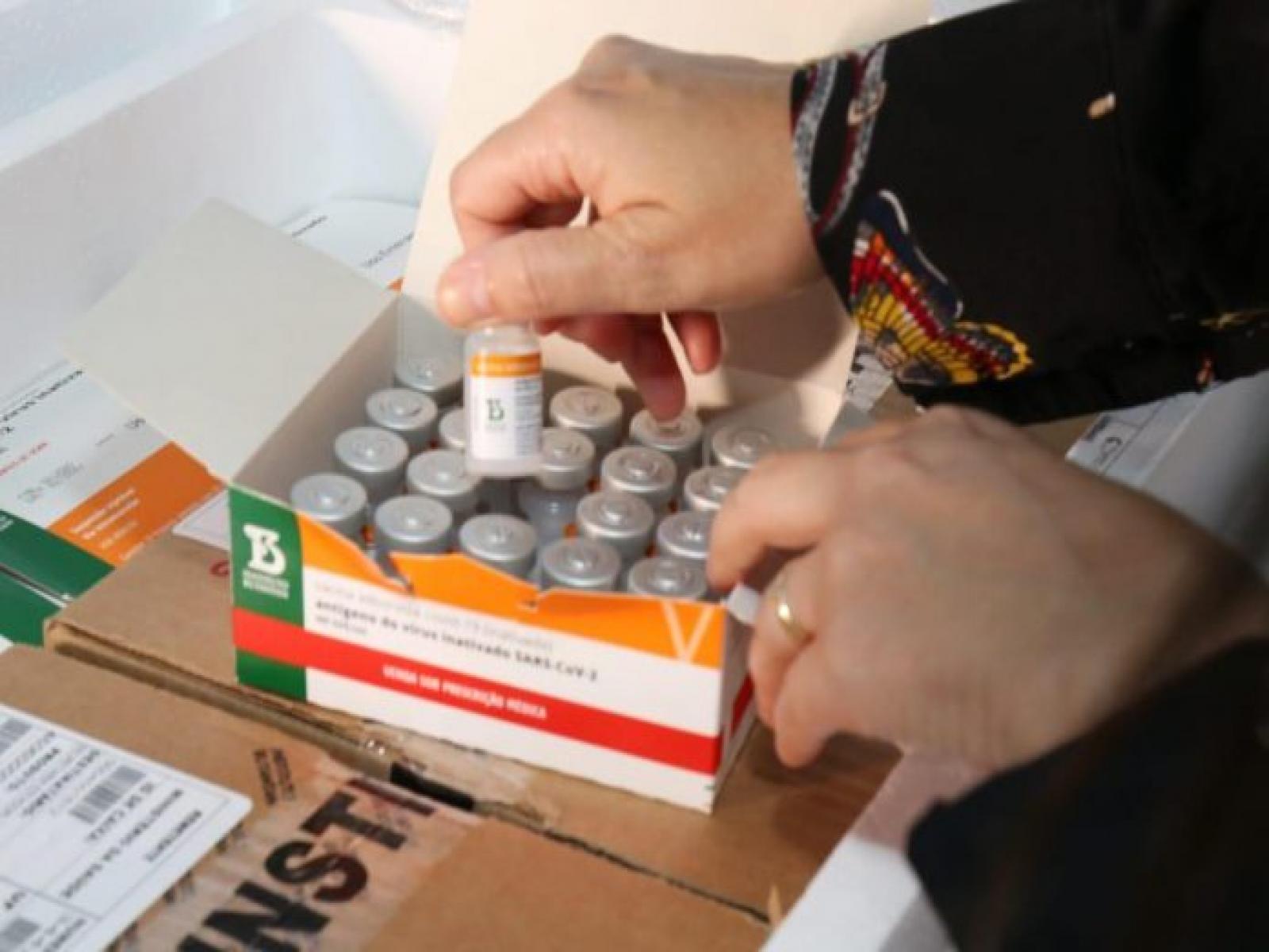 Bahia recebe novas doses de vacina contra Covid-19 e já começa distribuição para interior