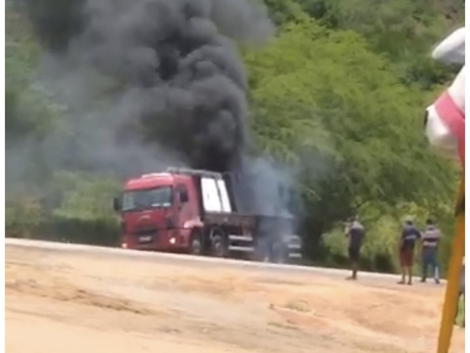 Atenção, caminhão em chamas próximo  a Jequié