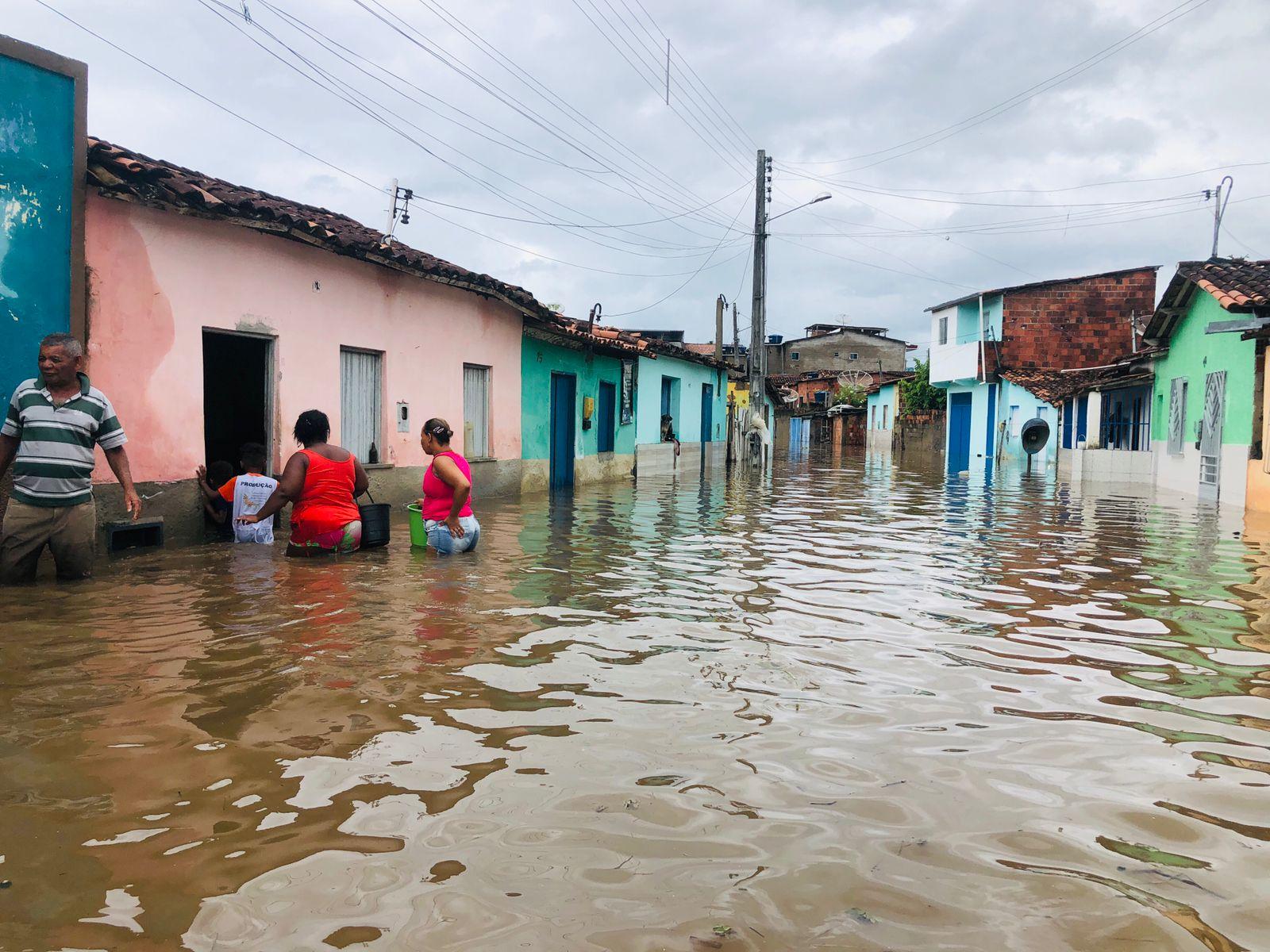JITAÚNA: CHUVAS PROVOCAM ALAGAMENTOS E DESABAMENTOS DE IMÓVEIS.