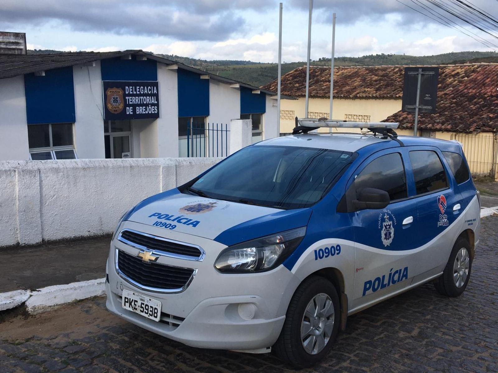 Polícia prende mulher acusada de divulgar fotos da ex namorada do namorado